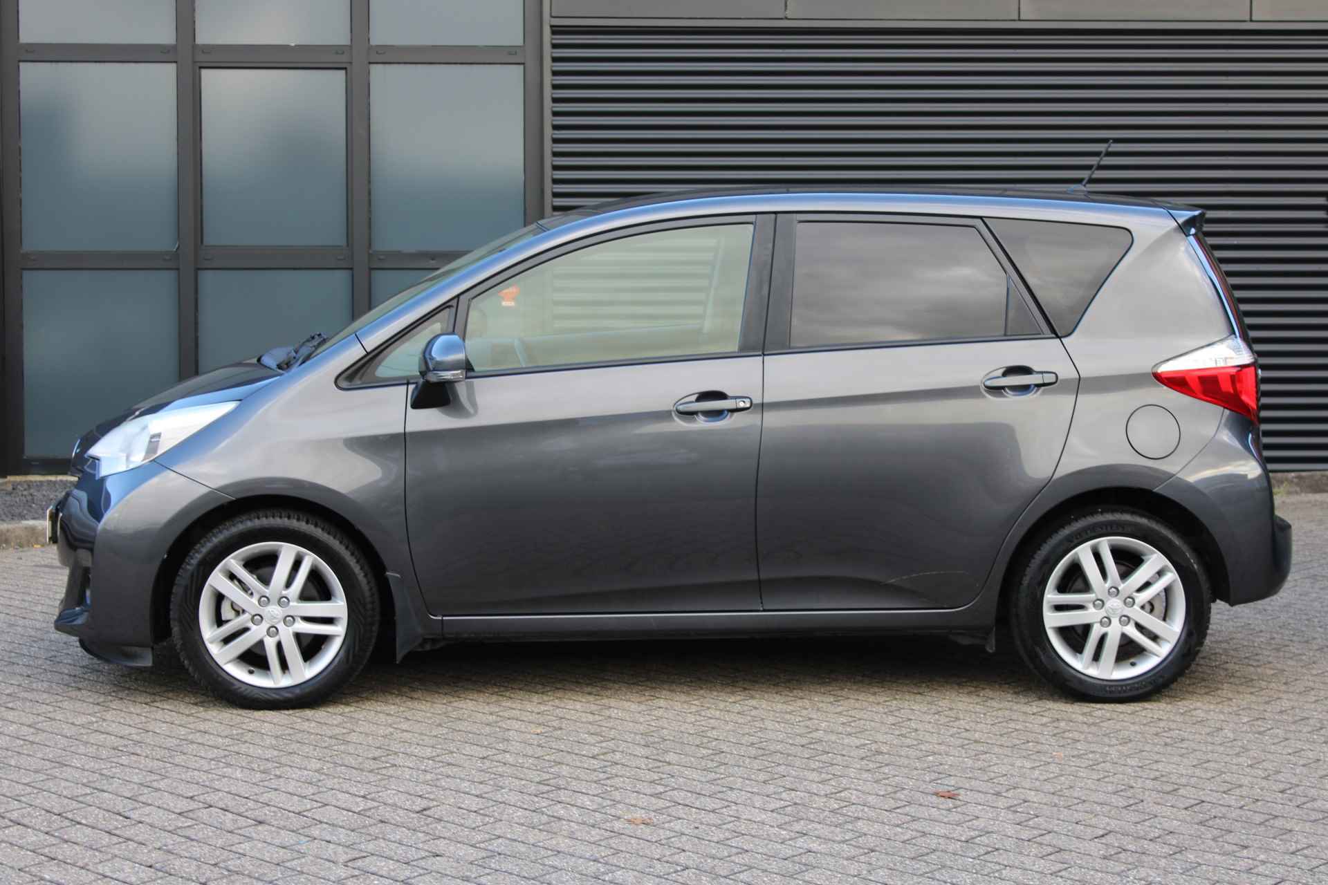 Toyota Verso-S 1.3 VVT-i Dynamic AUTOMAAT / All Season / Camera / Keyless / Climate Control / 16'' LMV / Bluetooth / '' vraag een vrijblijvende offerte aan '' - 3/31