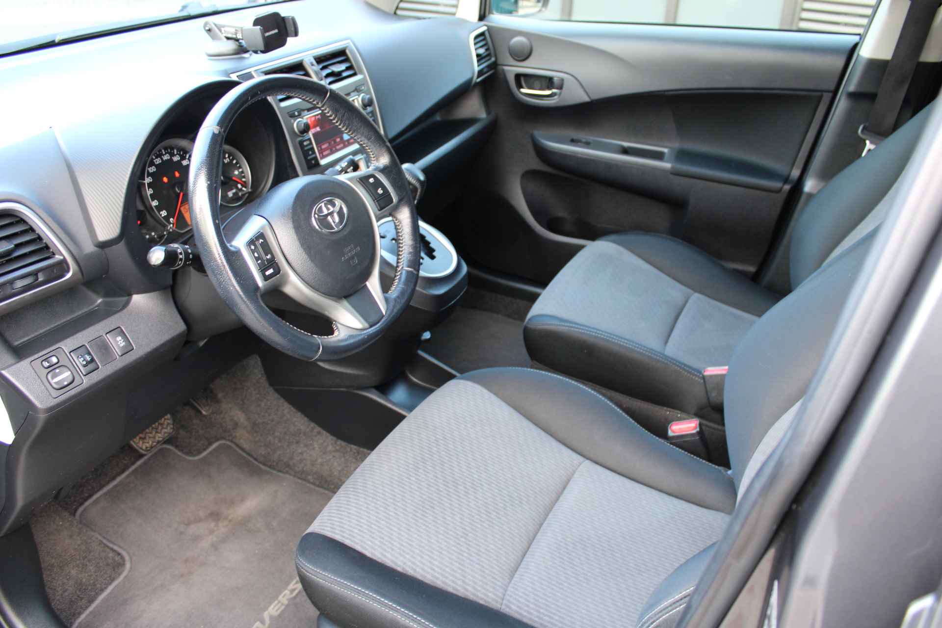 Toyota Verso-S 1.3 VVT-i Dynamic AUTOMAAT / All Season / Camera / Keyless / Climate Control / 16'' LMV / Bluetooth / '' vraag een vrijblijvende offerte aan '' - 8/31