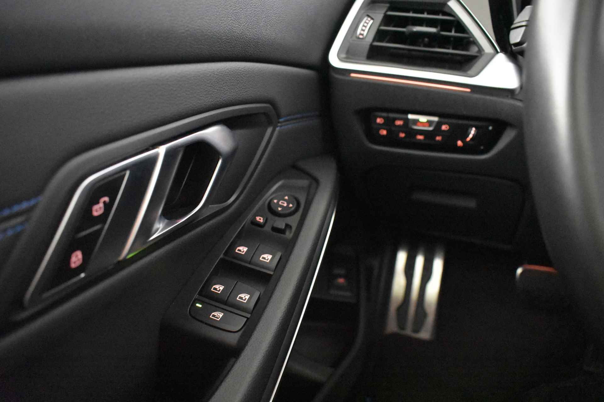 BMW 3 Serie Touring 320i High Executive M Sport Automaat / Panoramadak / Sportstoelen / Stoelverwarming / LED / Parking Assistant /  Live Cockpit Professional / Active Cruise Control - 8/40