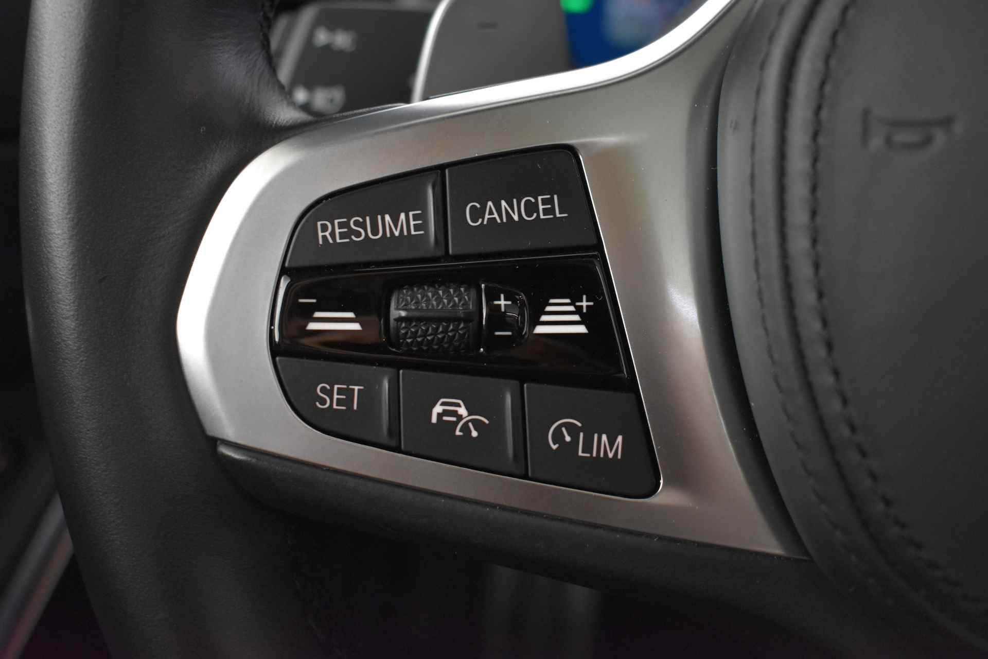 BMW 3 Serie Touring 320i High Executive M Sport Automaat / Panoramadak / Sportstoelen / Stoelverwarming / LED / Parking Assistant /  Live Cockpit Professional / Active Cruise Control - 18/40