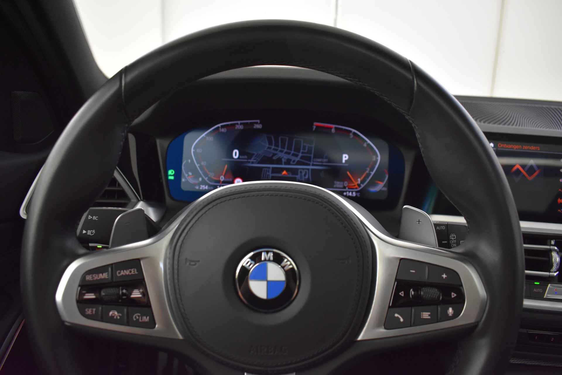 BMW 3 Serie Touring 320i High Executive M Sport Automaat / Panoramadak / Sportstoelen / Stoelverwarming / LED / Parking Assistant /  Live Cockpit Professional / Active Cruise Control - 19/40