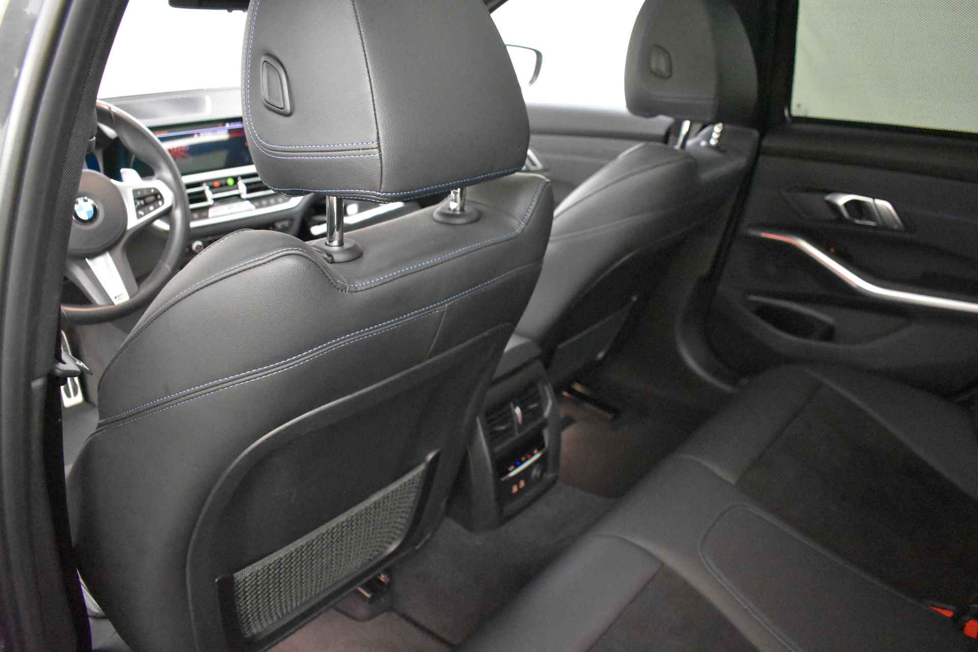BMW 3 Serie Touring 320i High Executive M Sport Automaat / Panoramadak / Sportstoelen / Stoelverwarming / LED / Parking Assistant /  Live Cockpit Professional / Active Cruise Control - 34/40