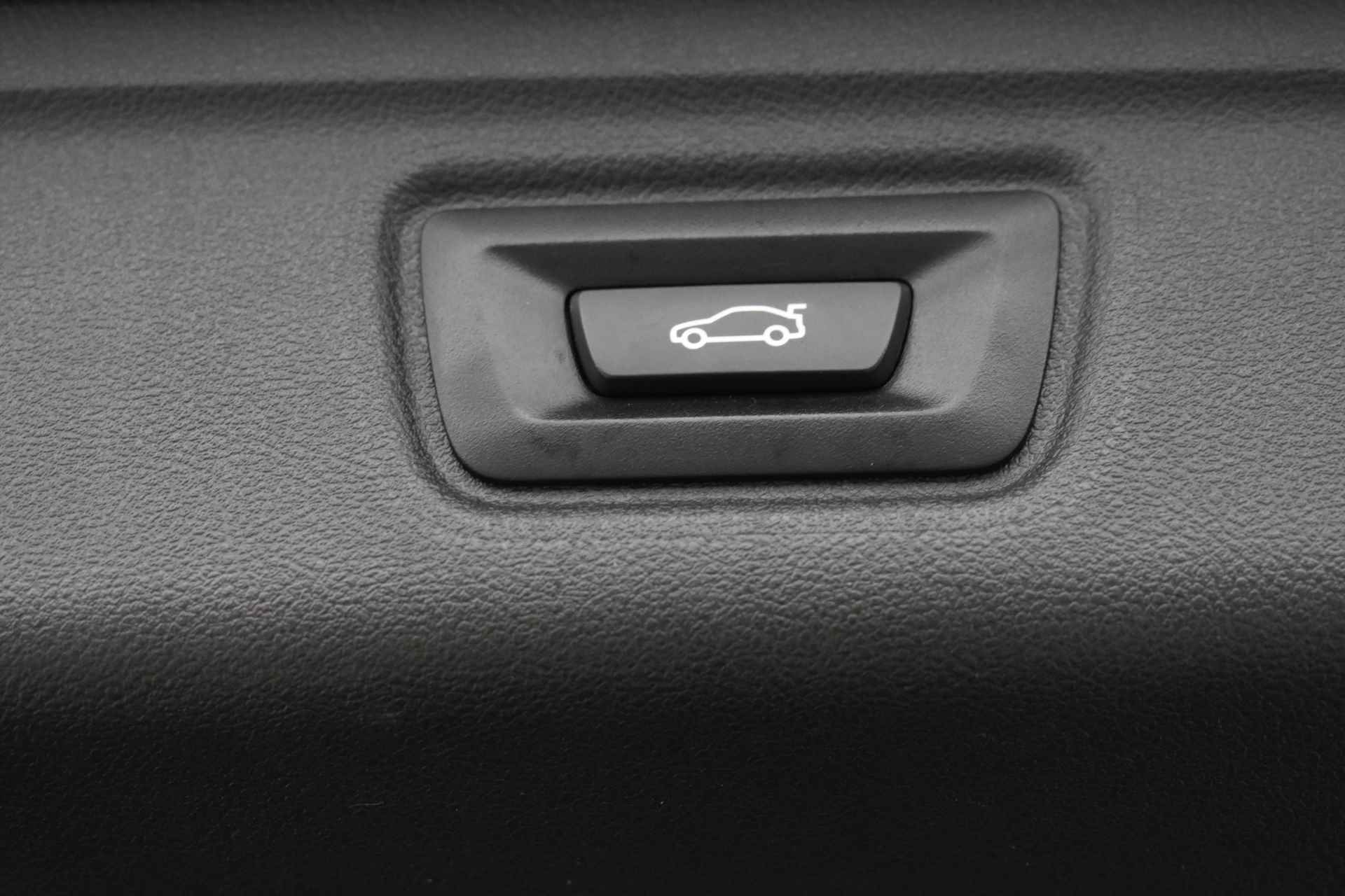 BMW 3 Serie Touring 320i High Executive M Sport Automaat / Panoramadak / Sportstoelen / Stoelverwarming / LED / Parking Assistant /  Live Cockpit Professional / Active Cruise Control - 37/40
