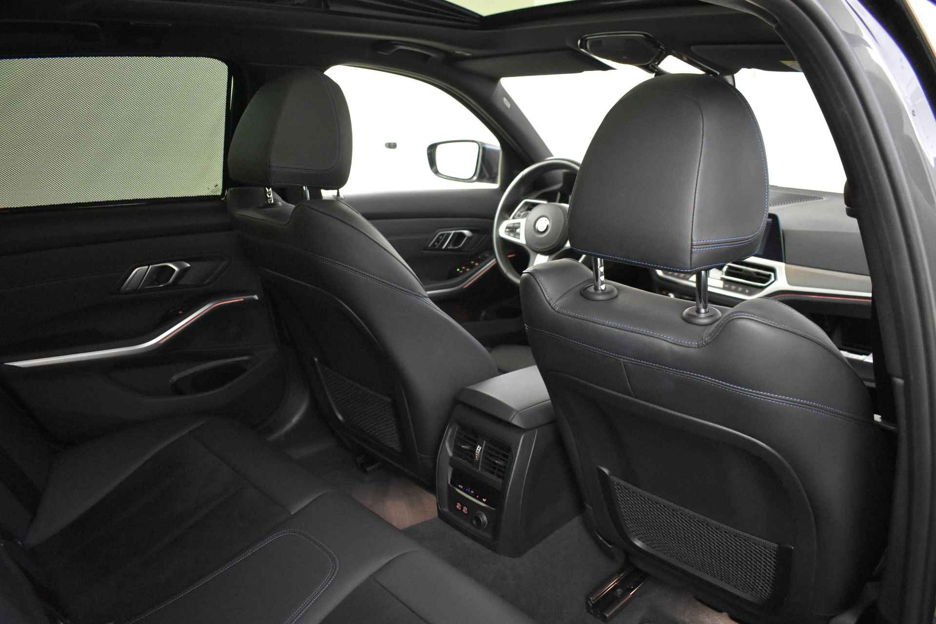 BMW 3 Serie Touring 320i High Executive M Sport Automaat / Panoramadak / Sportstoelen / Stoelverwarming / LED / Parking Assistant /  Live Cockpit Professional / Active Cruise Control - 38/40