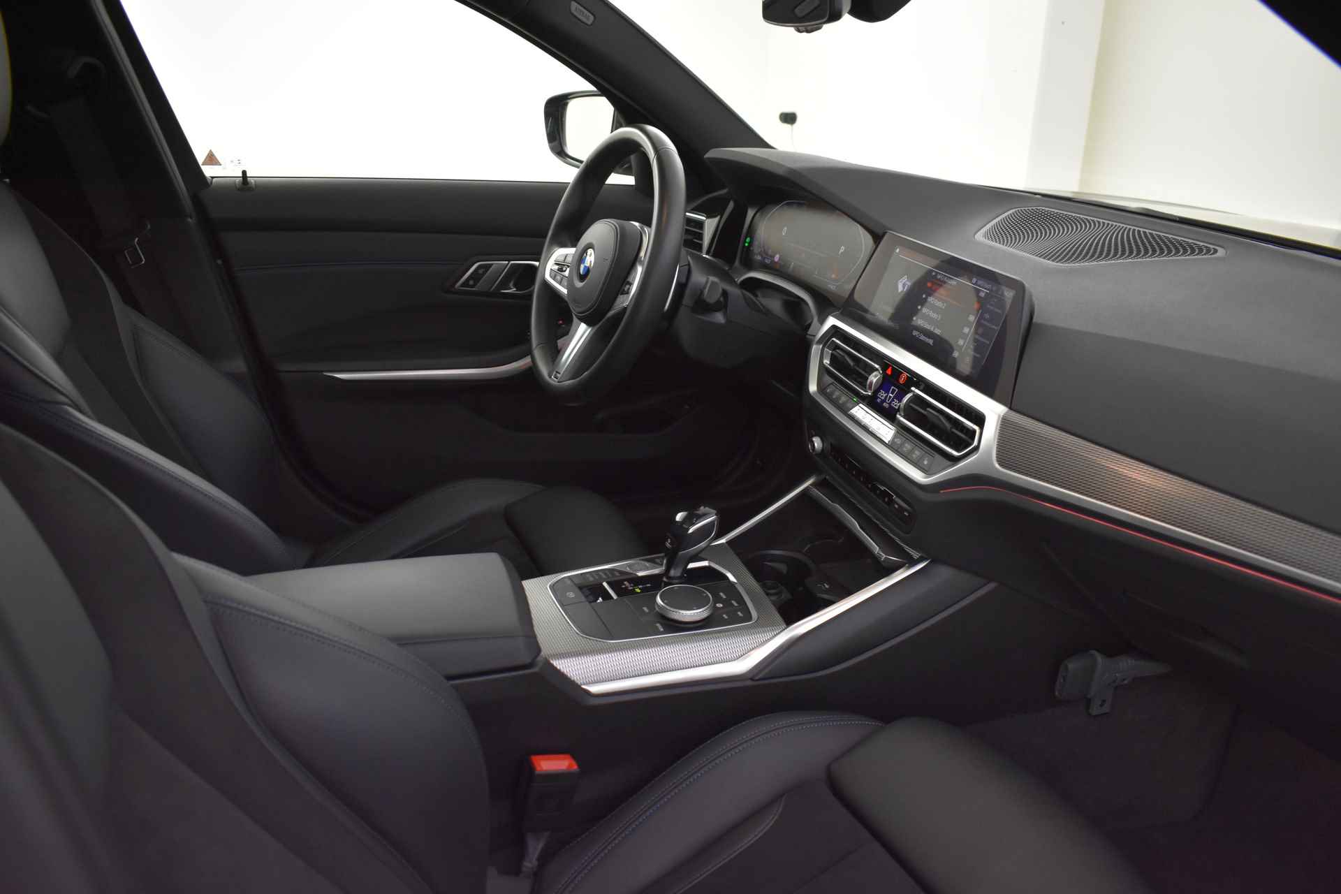 BMW 3 Serie Touring 320i High Executive M Sport Automaat / Panoramadak / Sportstoelen / Stoelverwarming / LED / Parking Assistant /  Live Cockpit Professional / Active Cruise Control - 39/40
