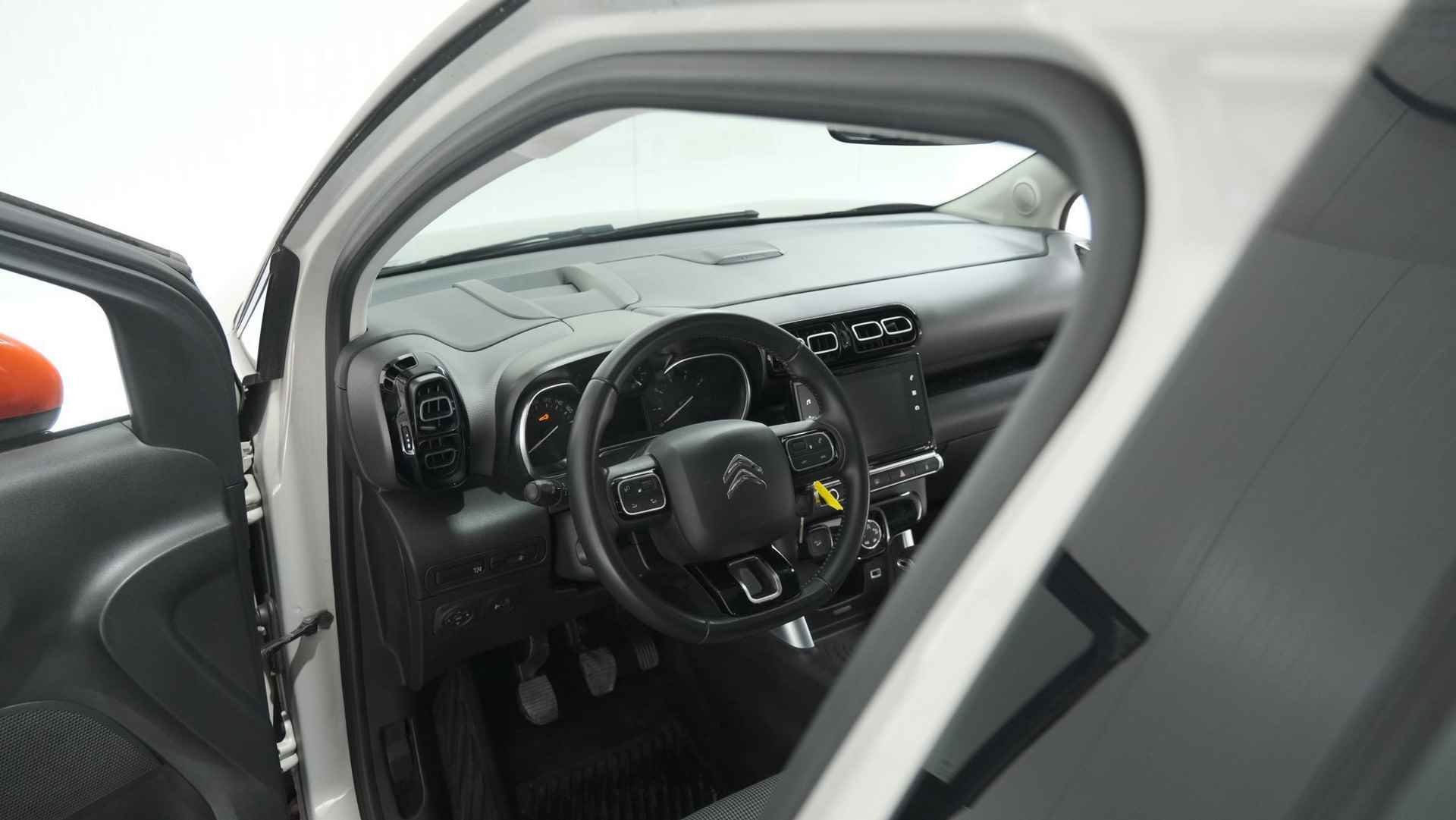 Citroen C3 Aircross PureTech 110 S&S Shine | Camera | Dodehoekdetectie | Panoramadak | Apple Carplay | HIFI Audio | Head-Up Display - 3/59