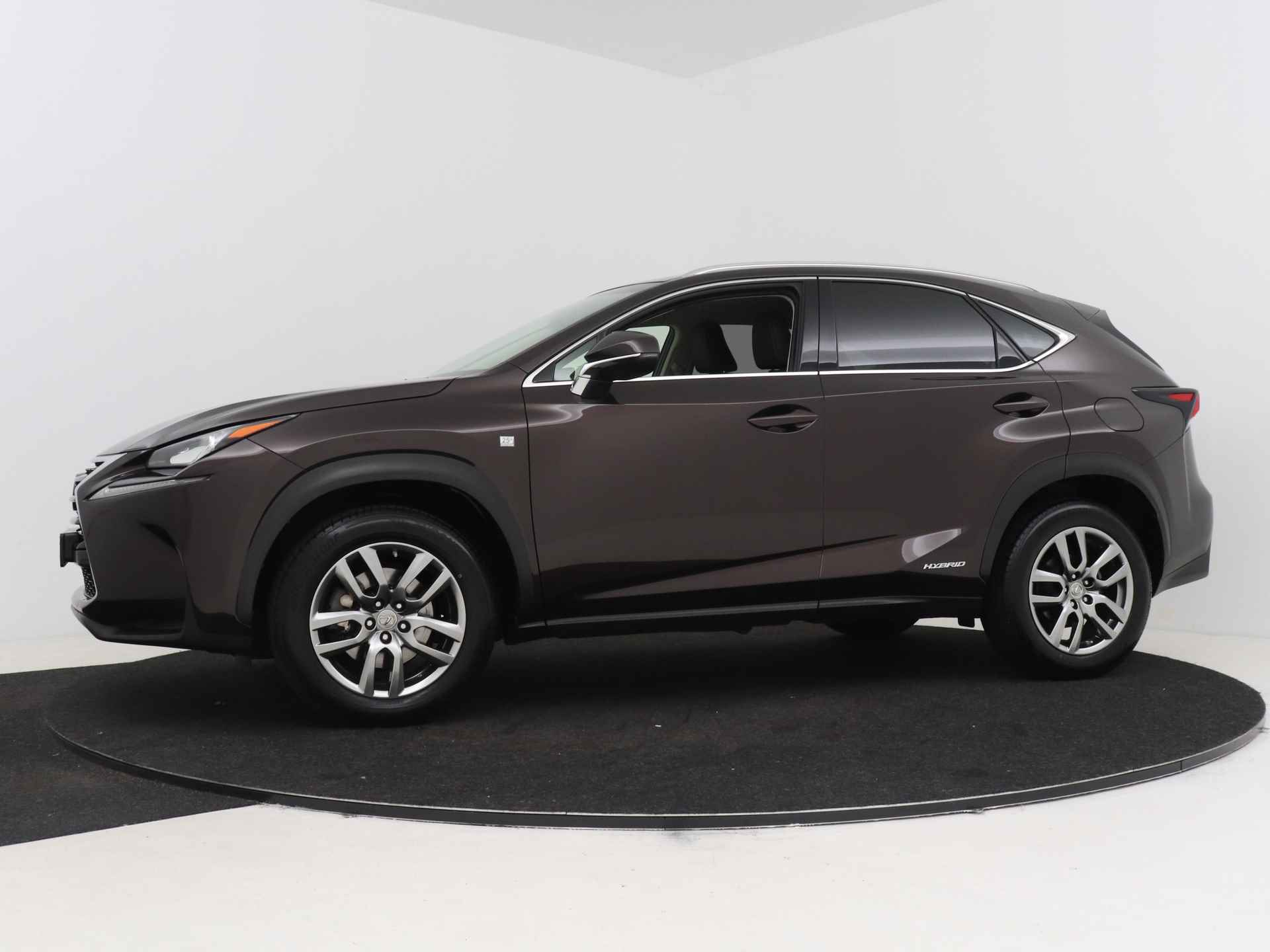 Lexus NX 300h AWD 25th Edition | Trekhaak afneembaar | Adaptive Cruise Control | Leer | Draadloze telefoonlader | Stoelverwarming - 4/44