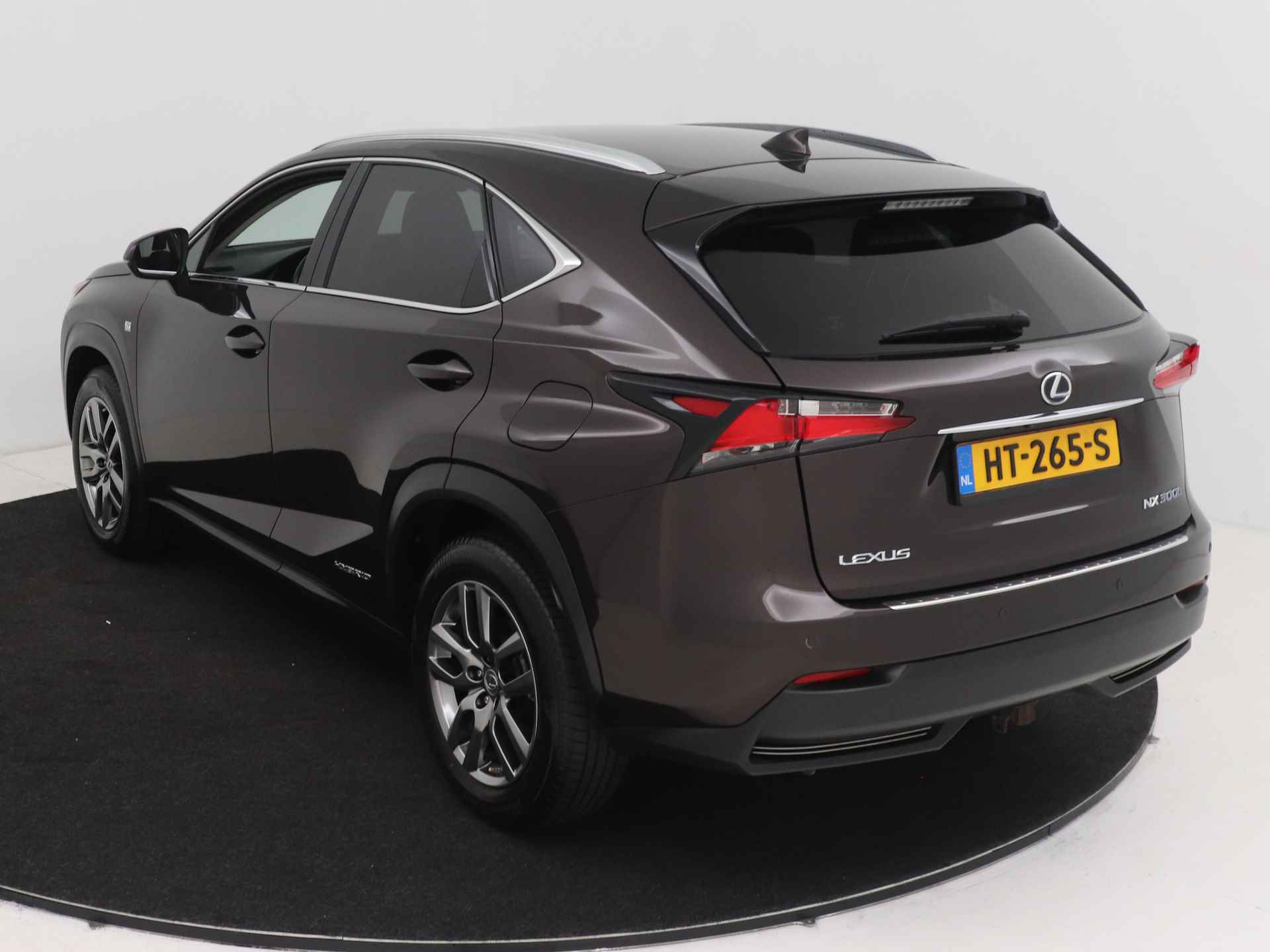 Lexus NX 300h AWD 25th Edition | Trekhaak afneembaar | Adaptive Cruise Control | Leer | Draadloze telefoonlader | Stoelverwarming - 17/44