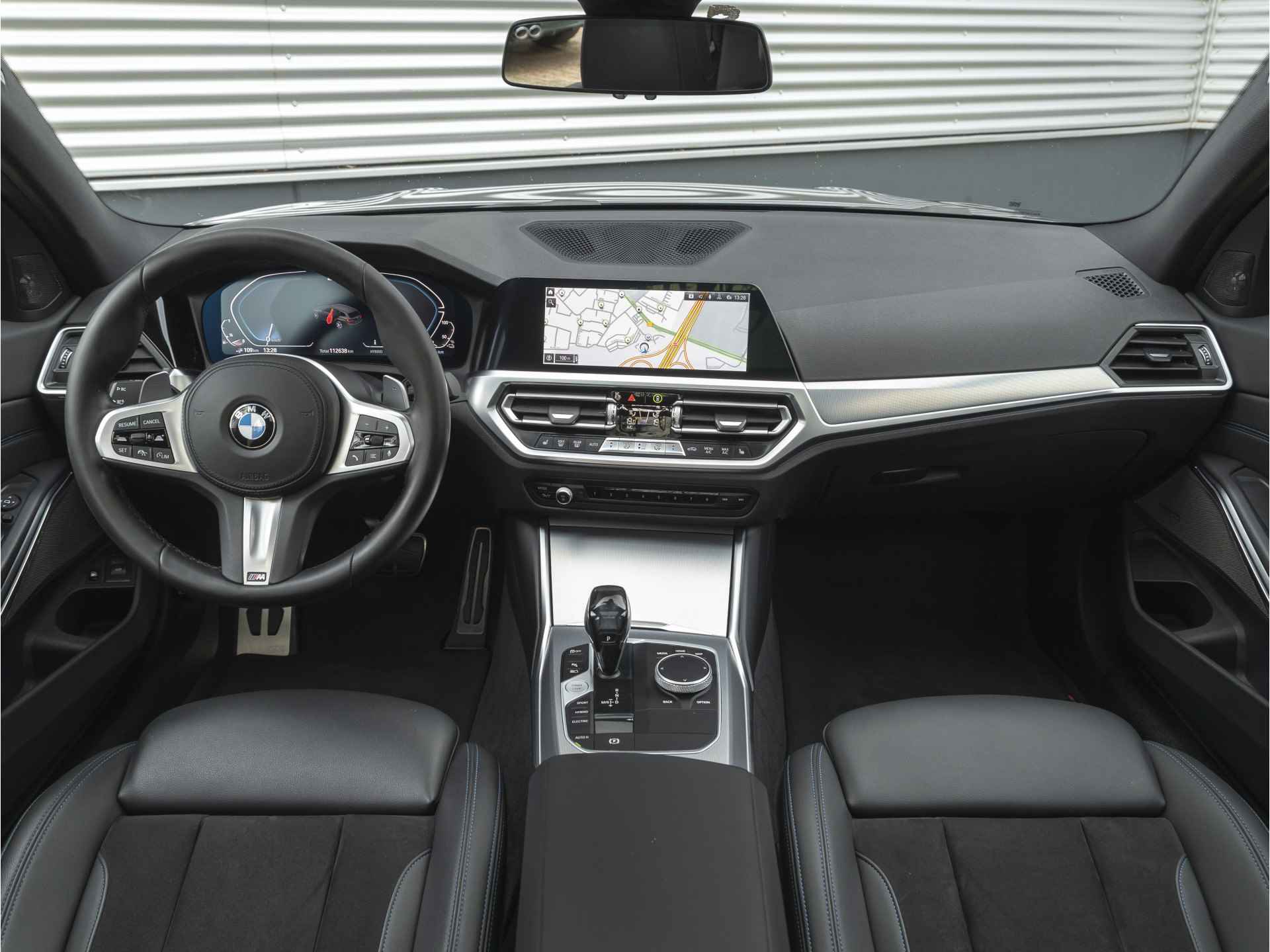 BMW 3 Serie Touring 330e xDrive M-Sport - Pano - Harman Kardon - ACC - Camera - 15/39