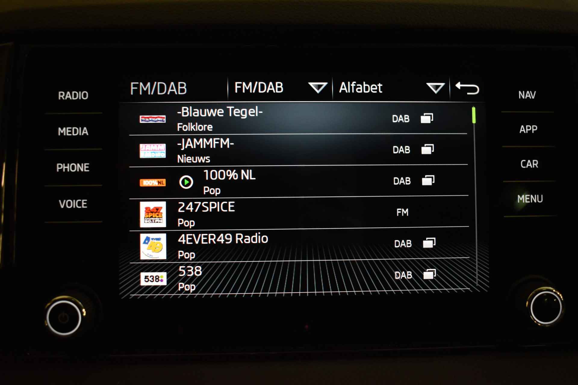 Škoda Karoq 1.5 TSI ACT 150PK BUSINESS ELEGANCE VIRTUAL/CARPLAY/CAMERA - 29/35