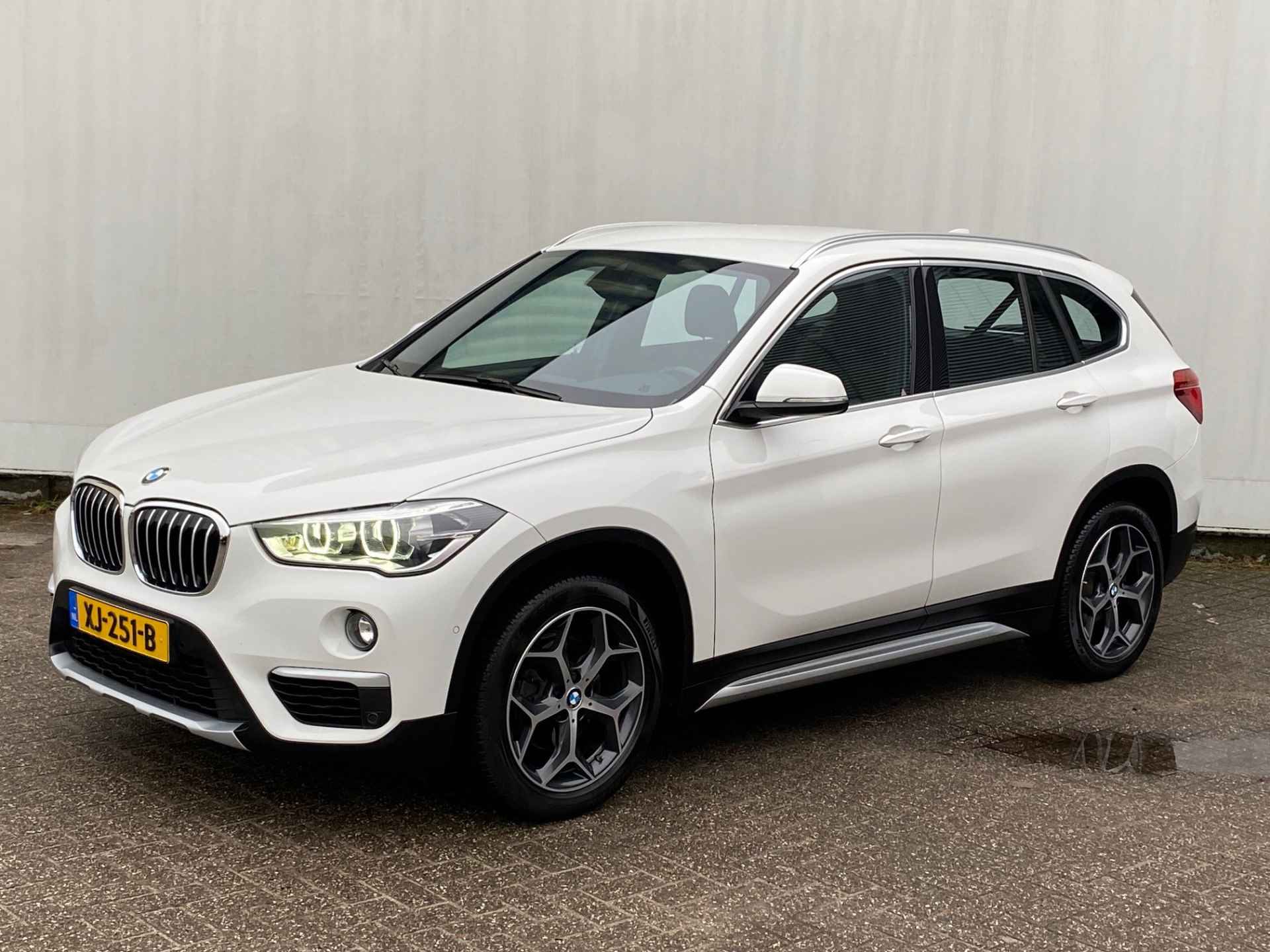 BMW X1 sDrive18i Executive automaat Sportstoelen / Clima / Navigatie / PDC - 2/24