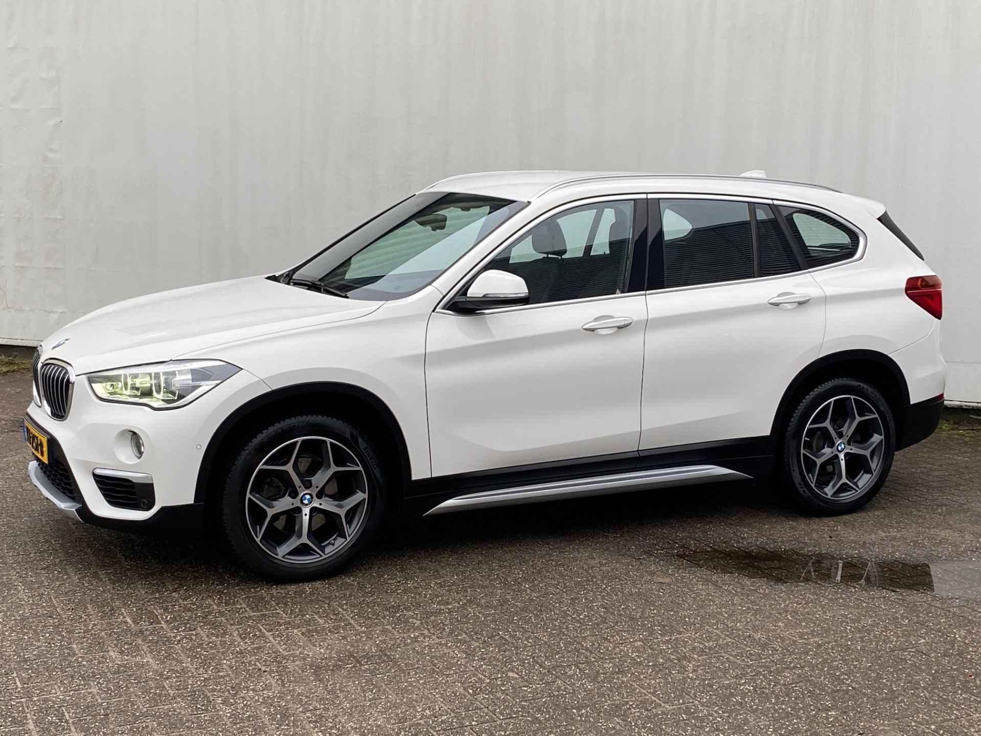 BMW X1 sDrive18i Executive automaat Sportstoelen / Clima / Navigatie / PDC - 3/24