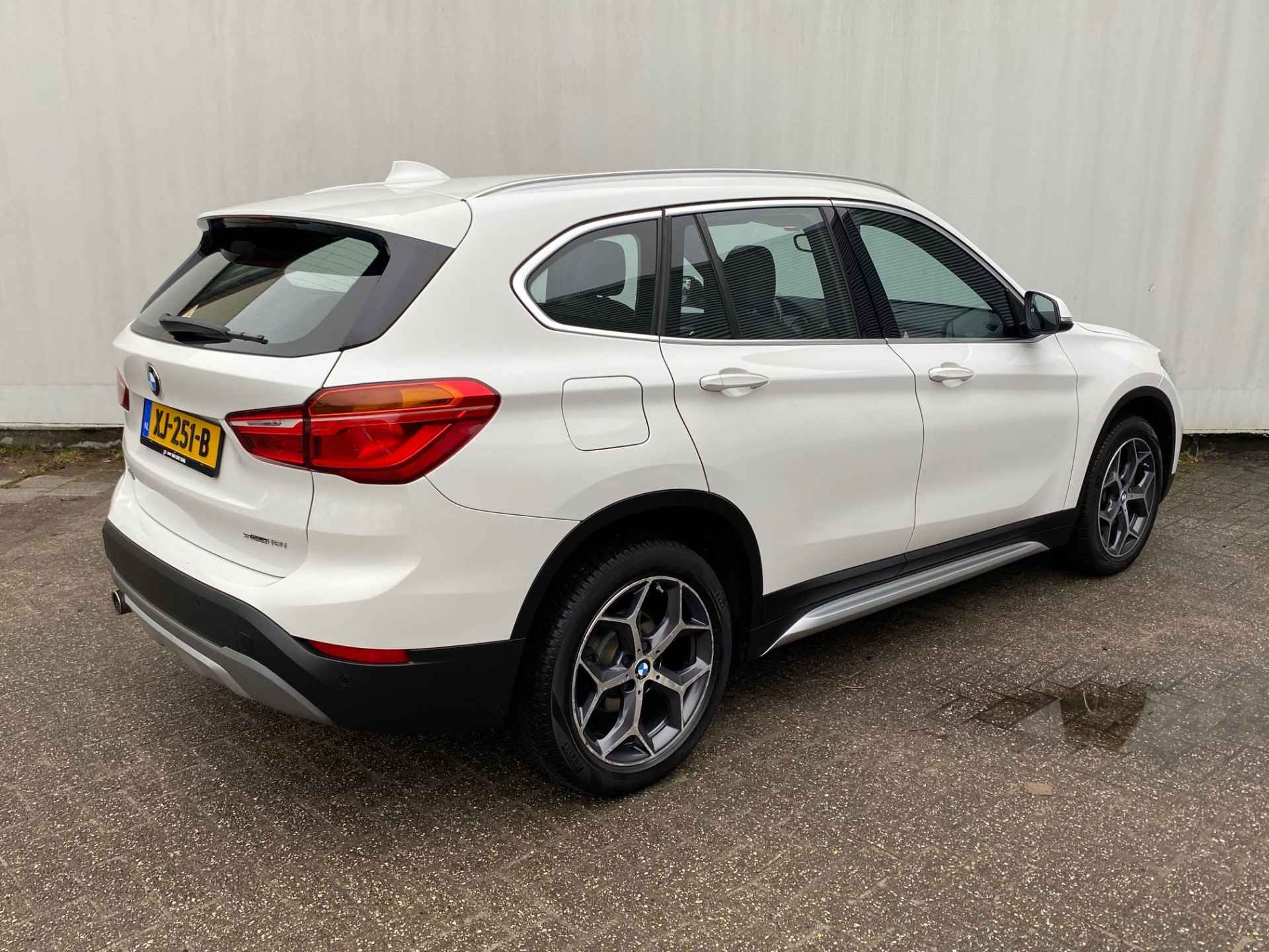 BMW X1 sDrive18i Executive automaat Sportstoelen / Clima / Navigatie / PDC - 5/24