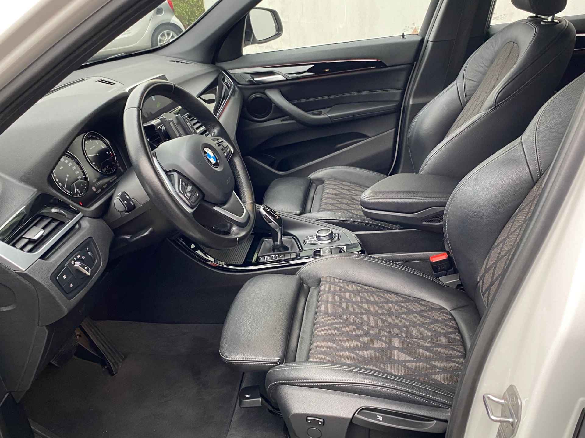 BMW X1 sDrive18i Executive automaat Sportstoelen / Clima / Navigatie / PDC - 7/24