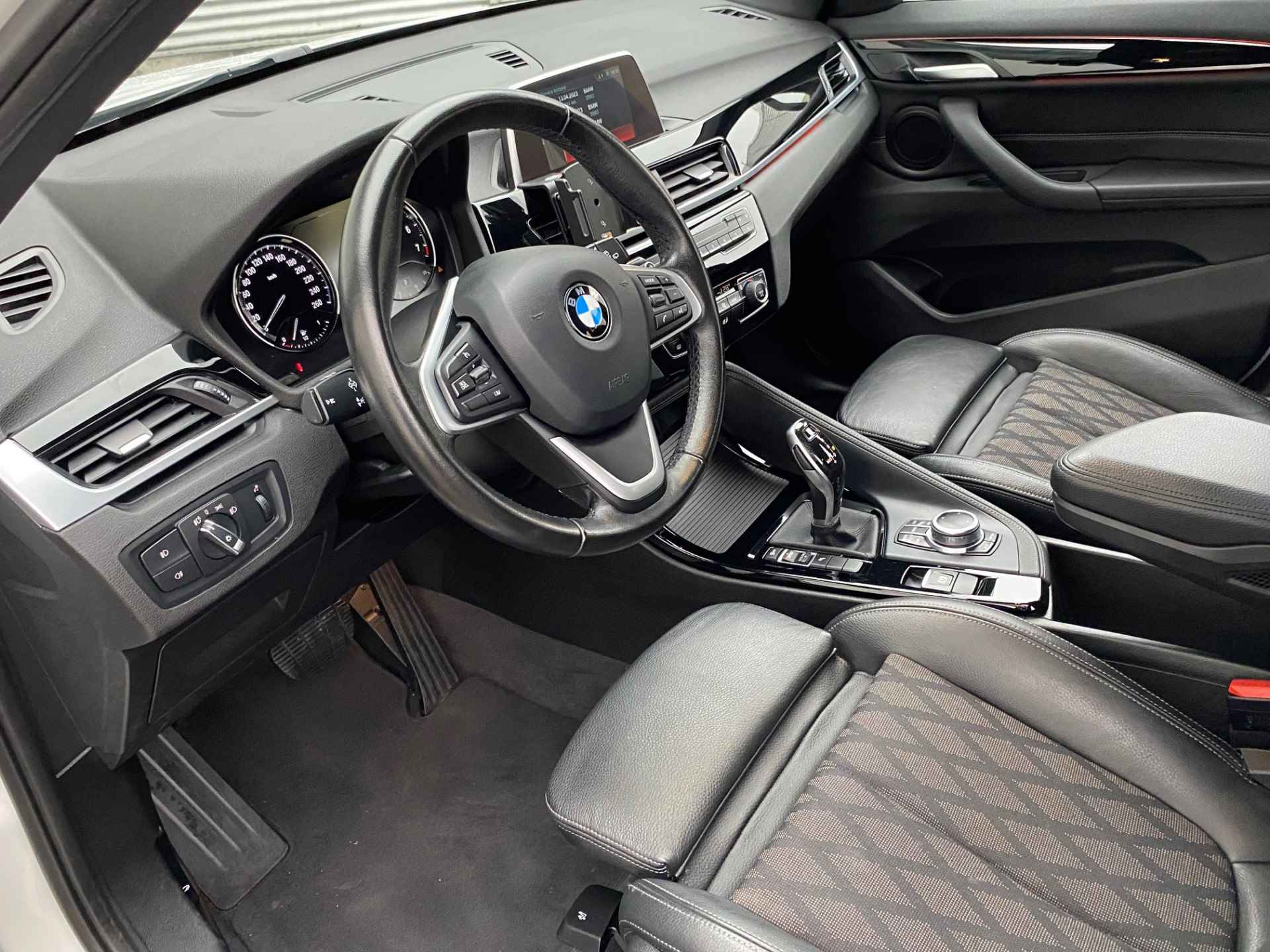 BMW X1 sDrive18i Executive automaat Sportstoelen / Clima / Navigatie / PDC - 8/24