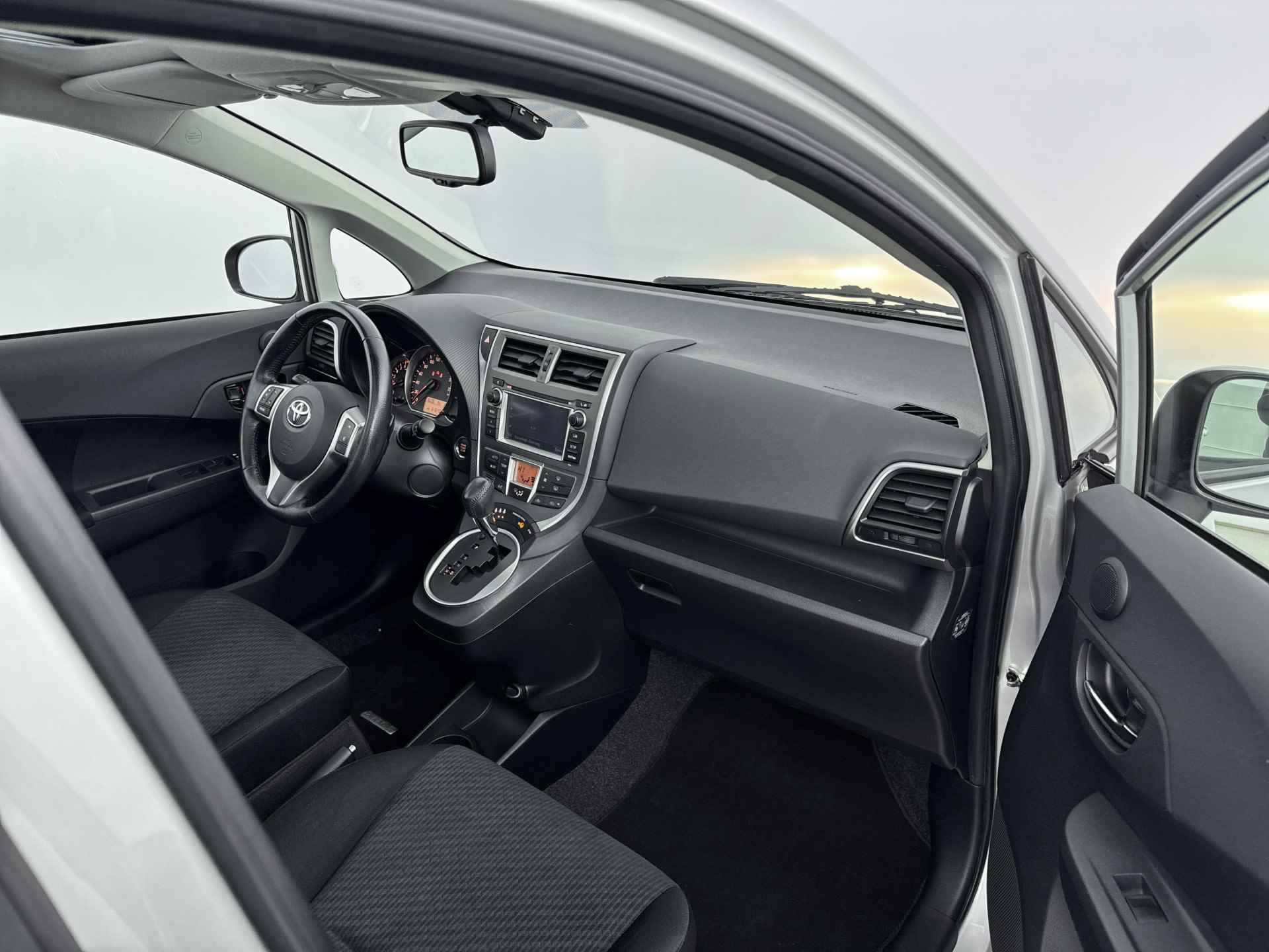 Toyota Verso-S 1.3 VVT-i Aspiration Limited | Navigatiesysteem | Achteruitrijcamera | Panoramadak | Lichtmetalen velgen | - 30/42