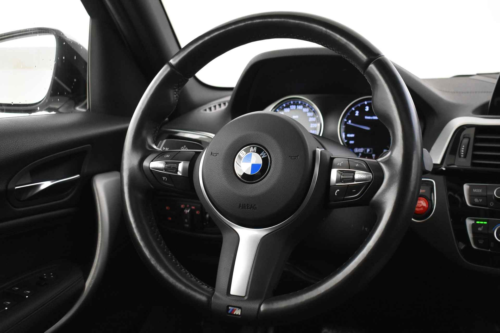 BMW 1-serie 118i Executive M Sport Automaat / Schuif-kanteldak / Sportstoelen / LED / M Sportonderstel / Leder / Verwarmd Stuurwiel / PDC achter - 22/49