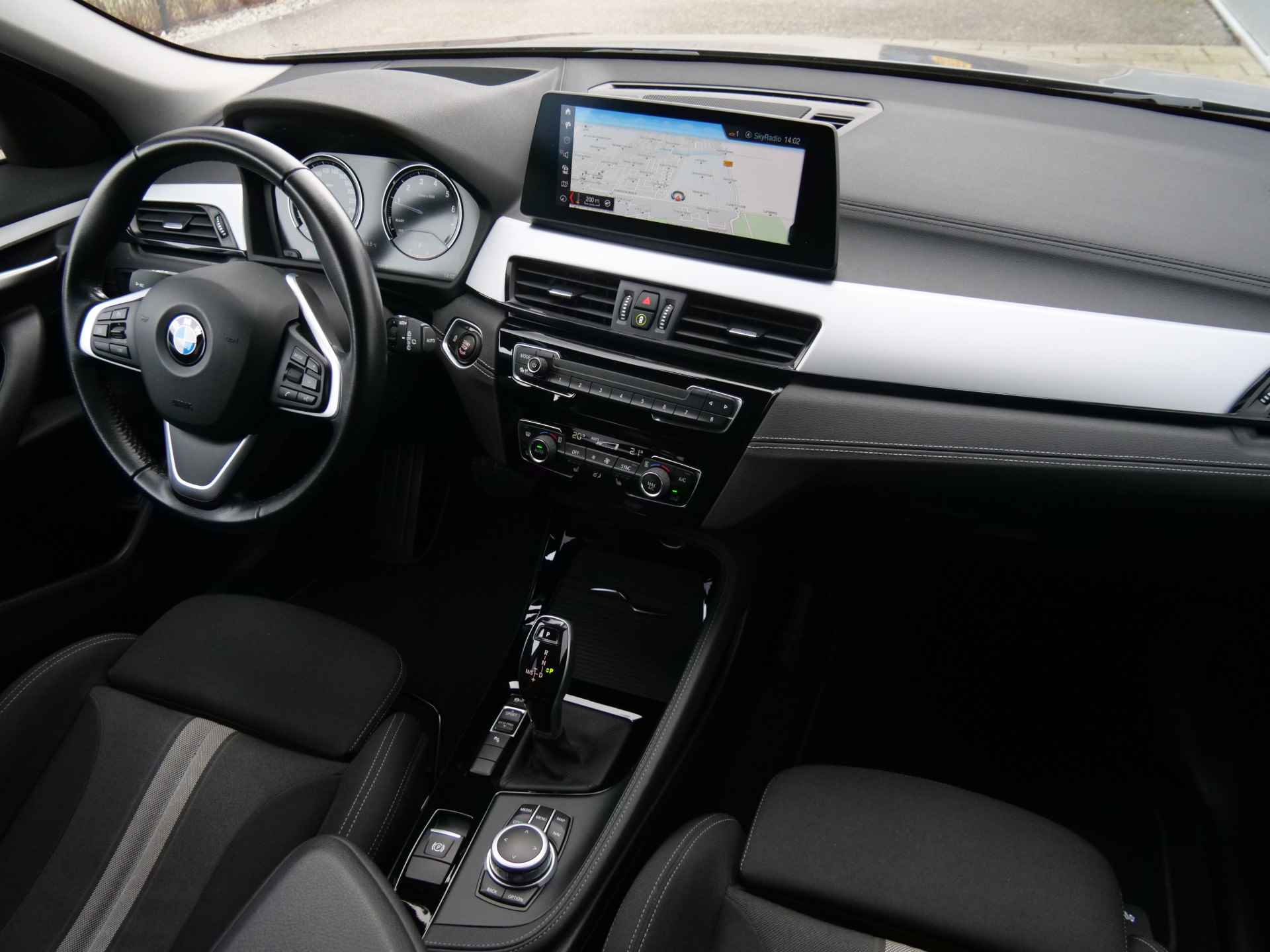 BMW X2 sDrive18i 141 pk High Executive Edition Automaat Trekhaak / Navigatie / Headup display - 2/39