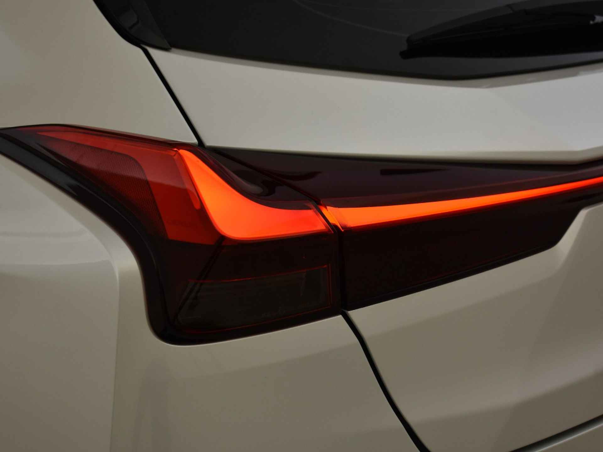 Lexus UX 250h Business Line Pro | Navi | Stuur- & stoelverwarming - 18/36