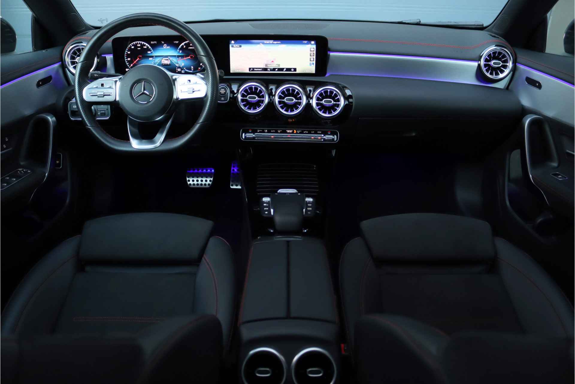 Mercedes-Benz CLA-Klasse 200 Business Solution AMG Line Aut7 | Panoramadak | Widescreen | Trekhaak | Sfeerverlichting | Camera | High Perf. LED | Stoelverwarming | Cruise Control | - 3/35