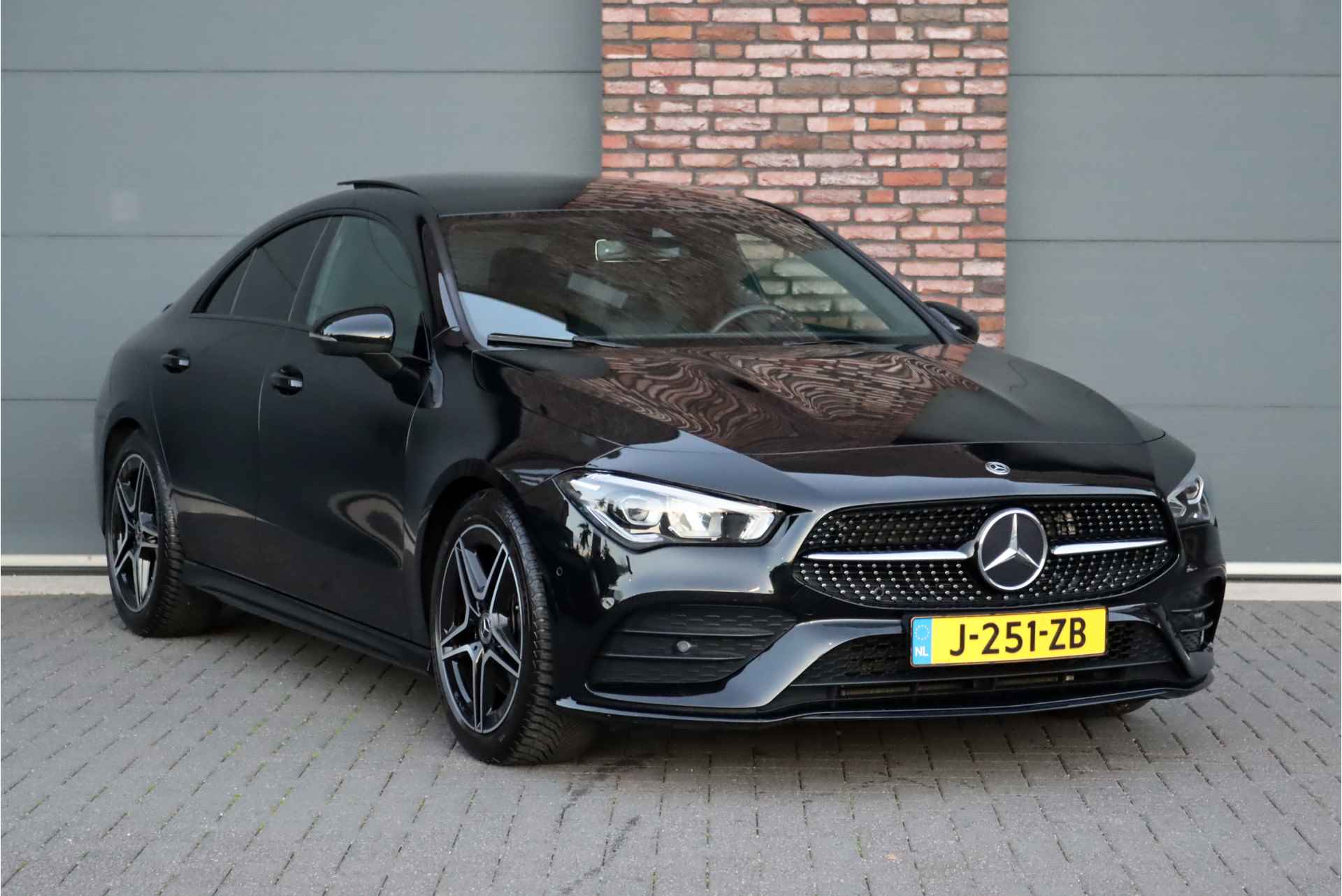 Mercedes-Benz CLA-Klasse 200 Business Solution AMG Line Aut7 | Panoramadak | Widescreen | Trekhaak | Sfeerverlichting | Camera | High Perf. LED | Stoelverwarming | Cruise Control | - 4/35