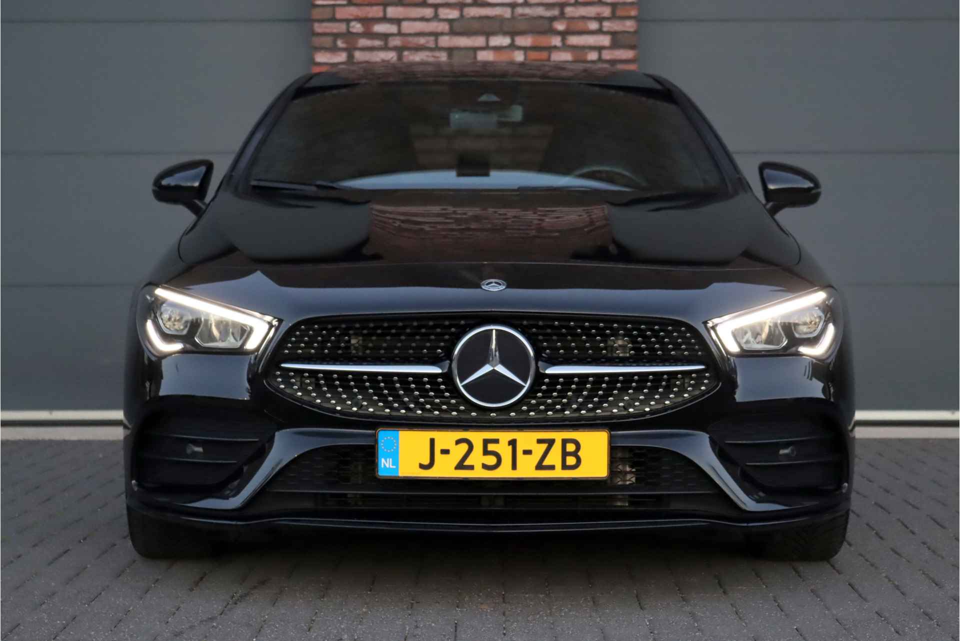 Mercedes-Benz CLA-Klasse 200 Business Solution AMG Line Aut7 | Panoramadak | Widescreen | Trekhaak | Sfeerverlichting | Camera | High Perf. LED | Stoelverwarming | Cruise Control | - 14/35