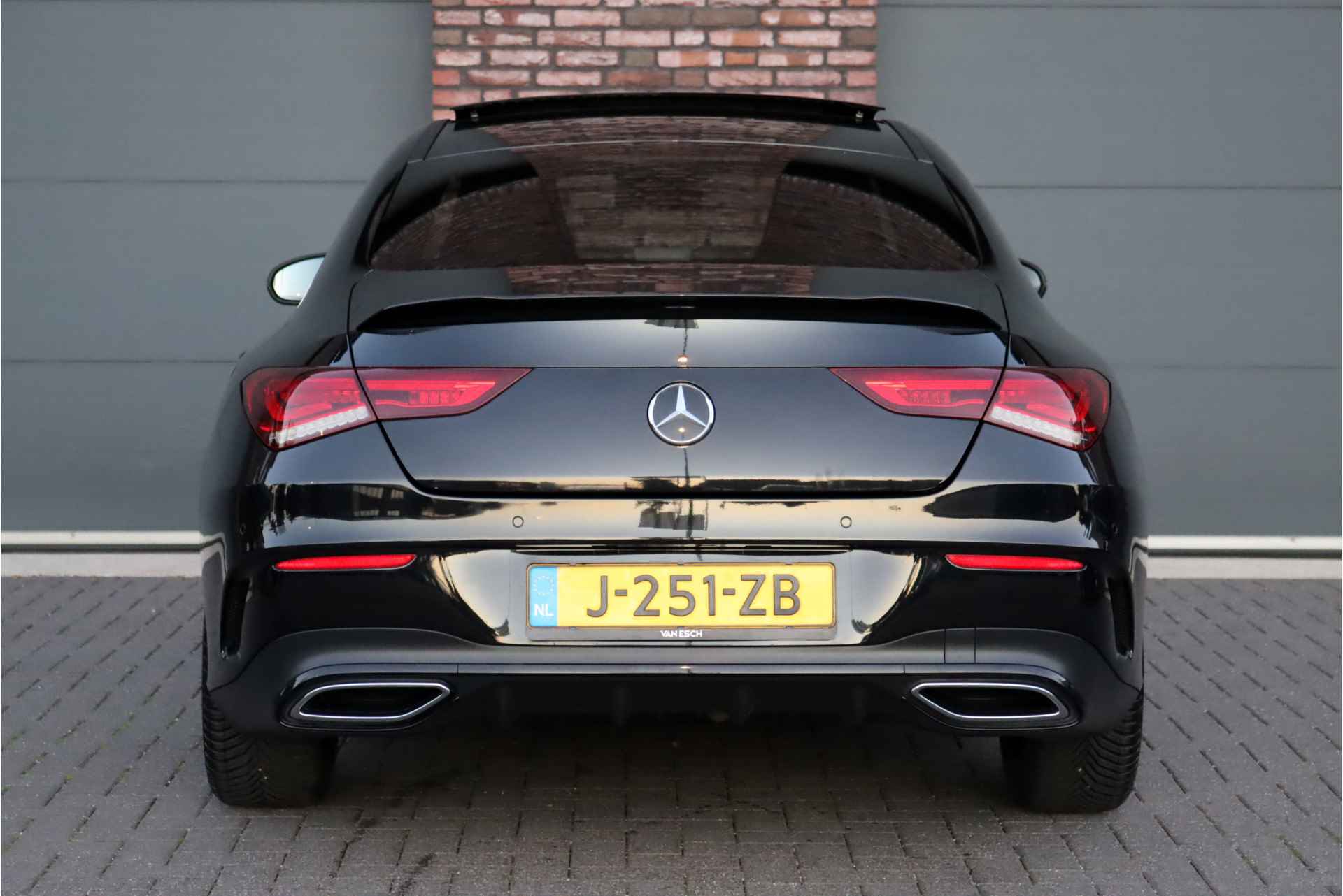 Mercedes-Benz CLA-Klasse 200 Business Solution AMG Line Aut7 | Panoramadak | Widescreen | Trekhaak | Sfeerverlichting | Camera | High Perf. LED | Stoelverwarming | Cruise Control | - 16/35