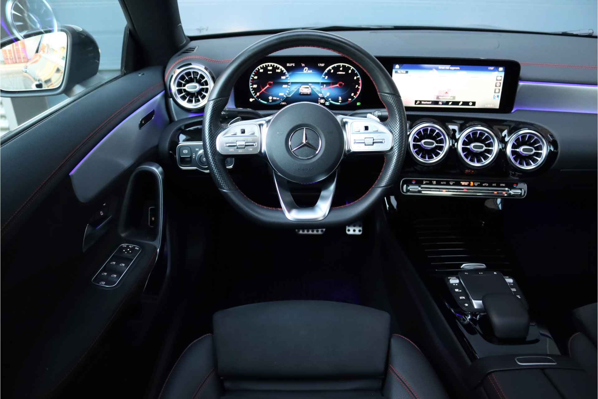 Mercedes-Benz CLA-Klasse 200 Business Solution AMG Line Aut7 | Panoramadak | Widescreen | Trekhaak | Sfeerverlichting | Camera | High Perf. LED | Stoelverwarming | Cruise Control | - 24/35