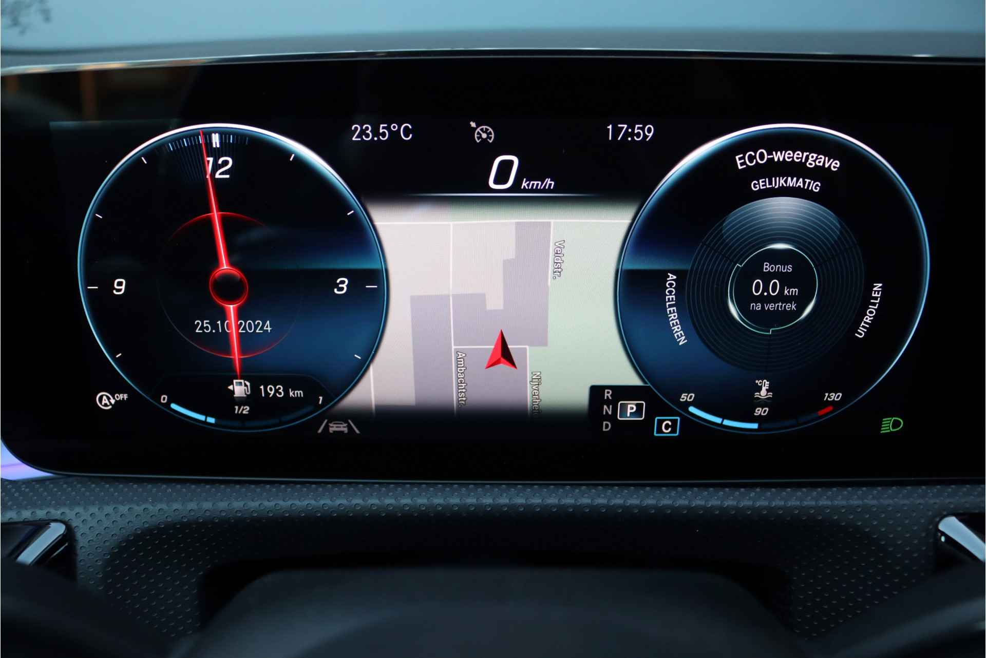 Mercedes-Benz CLA-Klasse 200 Business Solution AMG Line Aut7 | Panoramadak | Widescreen | Trekhaak | Sfeerverlichting | Camera | High Perf. LED | Stoelverwarming | Cruise Control | - 25/35