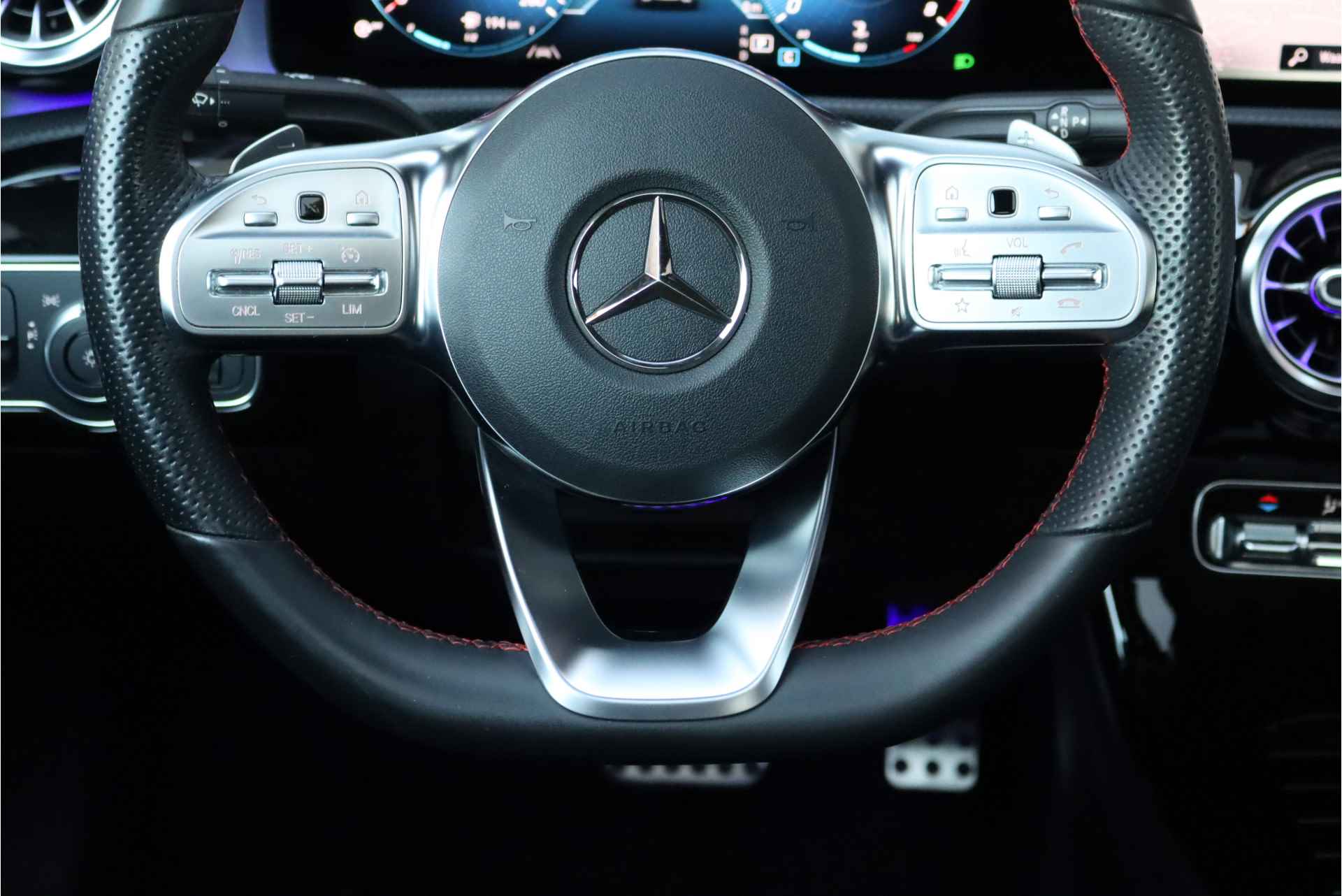 Mercedes-Benz CLA-Klasse 200 Business Solution AMG Line Aut7 | Panoramadak | Widescreen | Trekhaak | Sfeerverlichting | Camera | High Perf. LED | Stoelverwarming | Cruise Control | - 26/35