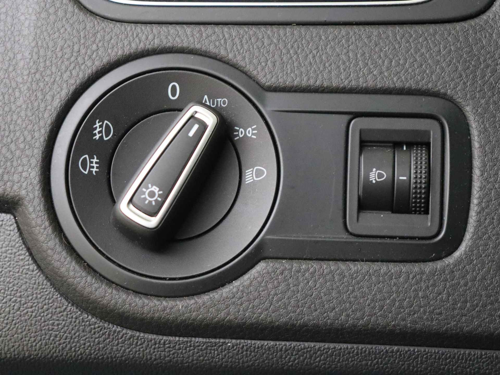 Volkswagen Polo 1.2 TSI Comfortline 5 deurs Automaat | Navigatie | Climate Control | Trekhaak - 23/28