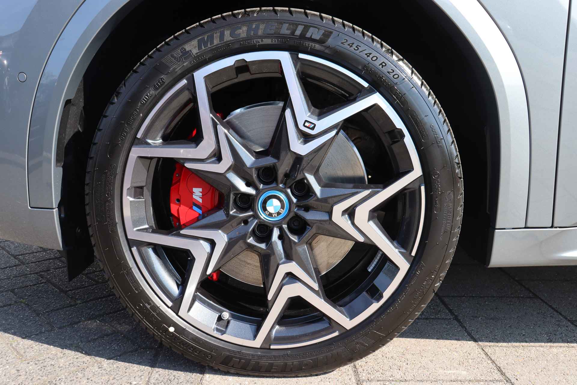 BMW iX2 eDrive20 M Sport 65kWh / Sportstoelen / Adaptieve LED / Parking Assistant / Comfort Access / Driving Assistant Plus / Extra getint glas achter - 6/21