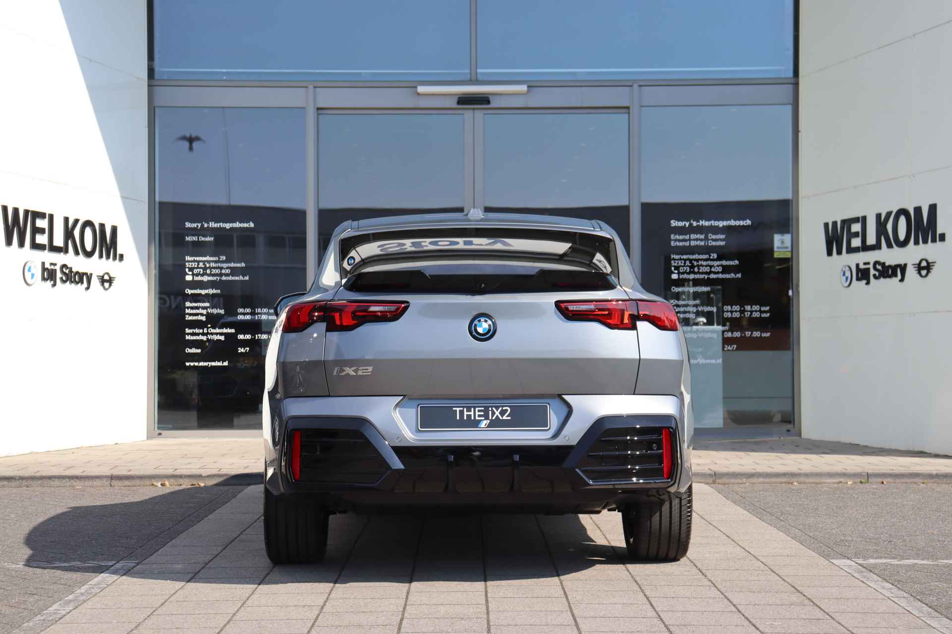 BMW iX2 eDrive20 M Sport 65kWh / Sportstoelen / Adaptieve LED / Parking Assistant / Comfort Access / Driving Assistant Plus / Extra getint glas achter - 8/21