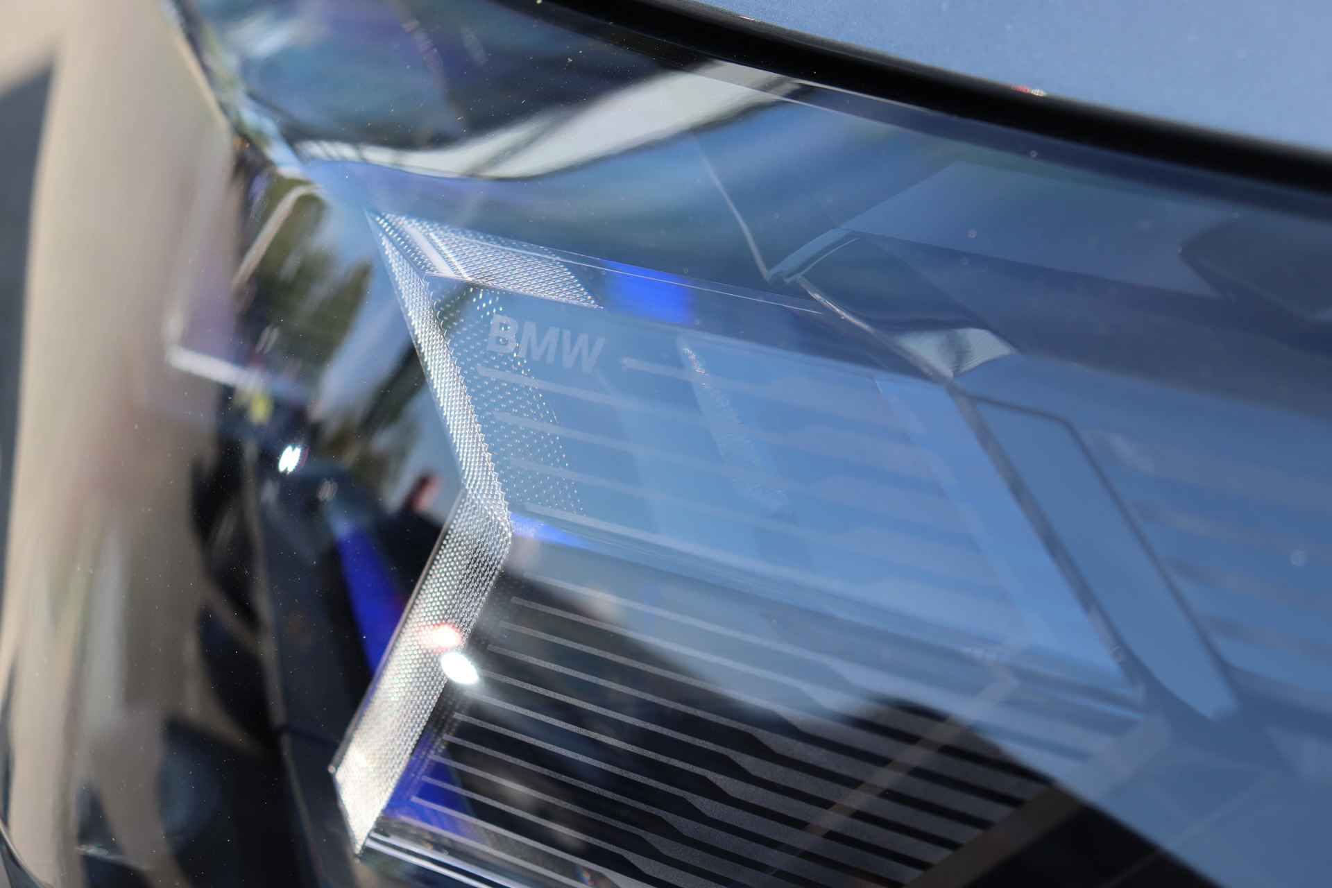 BMW iX2 eDrive20 M Sport 65kWh / Sportstoelen / Adaptieve LED / Parking Assistant / Comfort Access / Driving Assistant Plus / Extra getint glas achter - 9/21