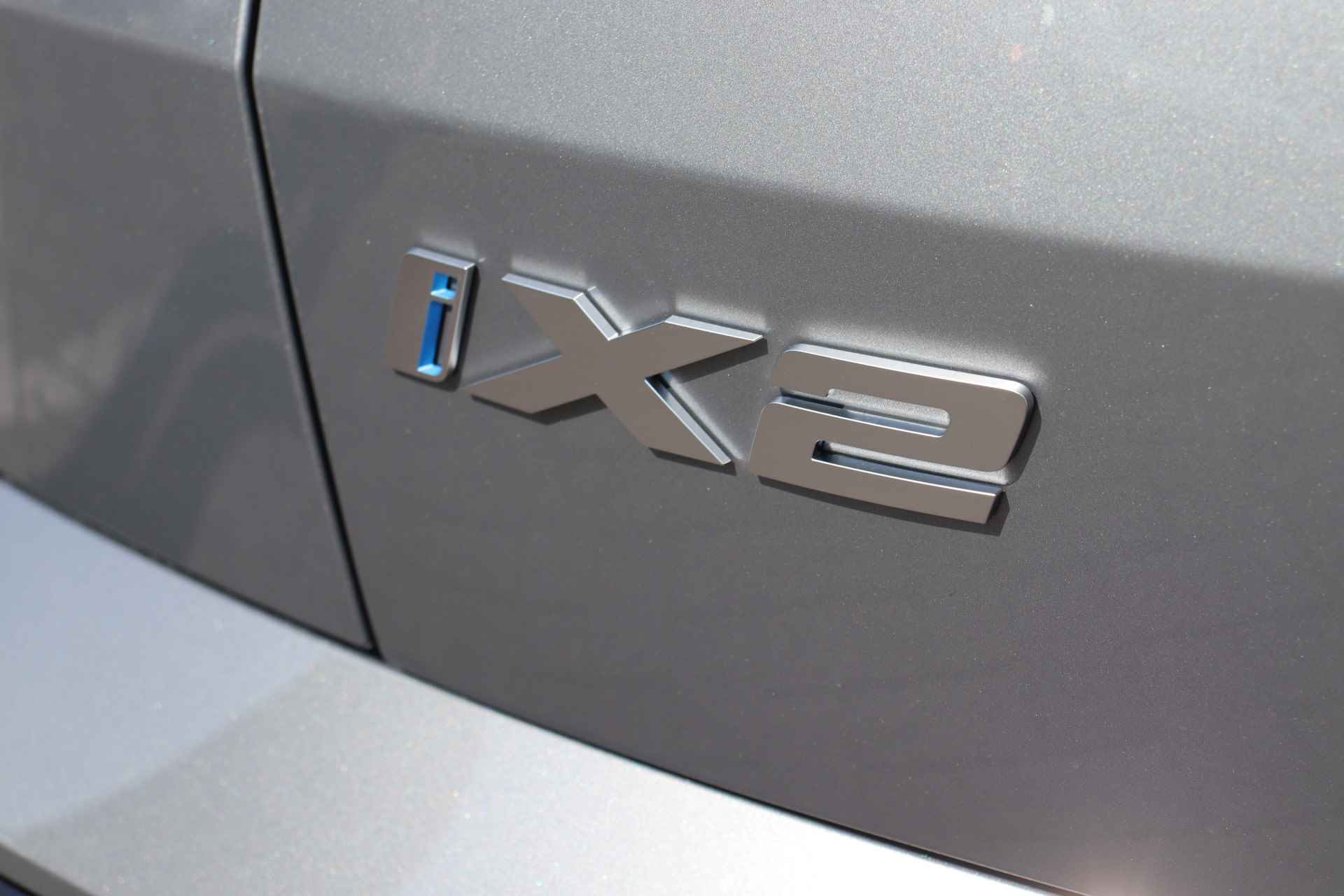 BMW iX2 eDrive20 M Sport 65kWh / Sportstoelen / Adaptieve LED / Parking Assistant / Comfort Access / Driving Assistant Plus / Extra getint glas achter - 10/21