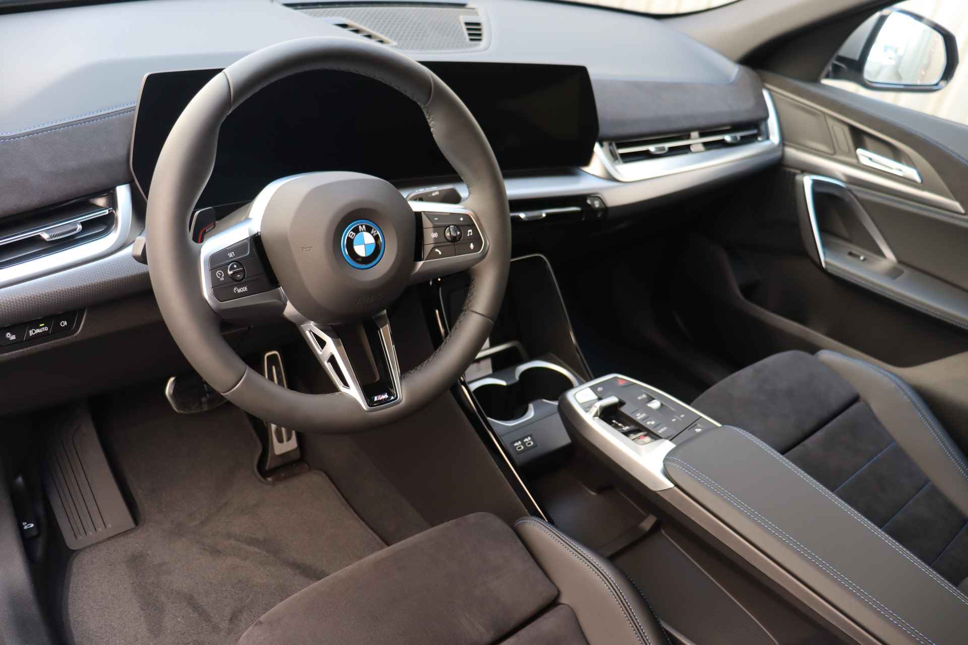 BMW iX2 eDrive20 M Sport 65kWh / Sportstoelen / Adaptieve LED / Parking Assistant / Comfort Access / Driving Assistant Plus / Extra getint glas achter - 11/21
