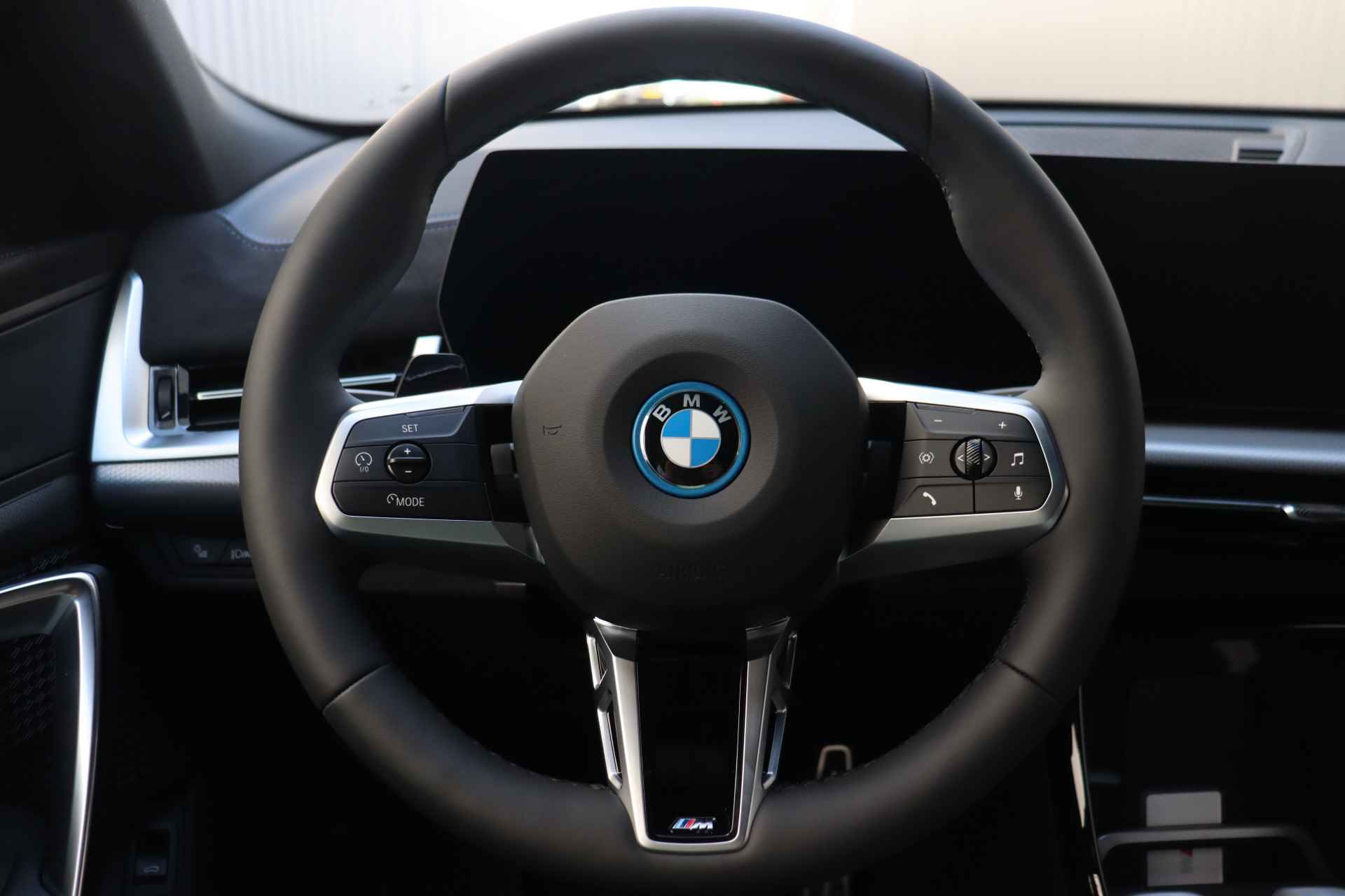 BMW iX2 eDrive20 M Sport 65kWh / Sportstoelen / Adaptieve LED / Parking Assistant / Comfort Access / Driving Assistant Plus / Extra getint glas achter - 12/21