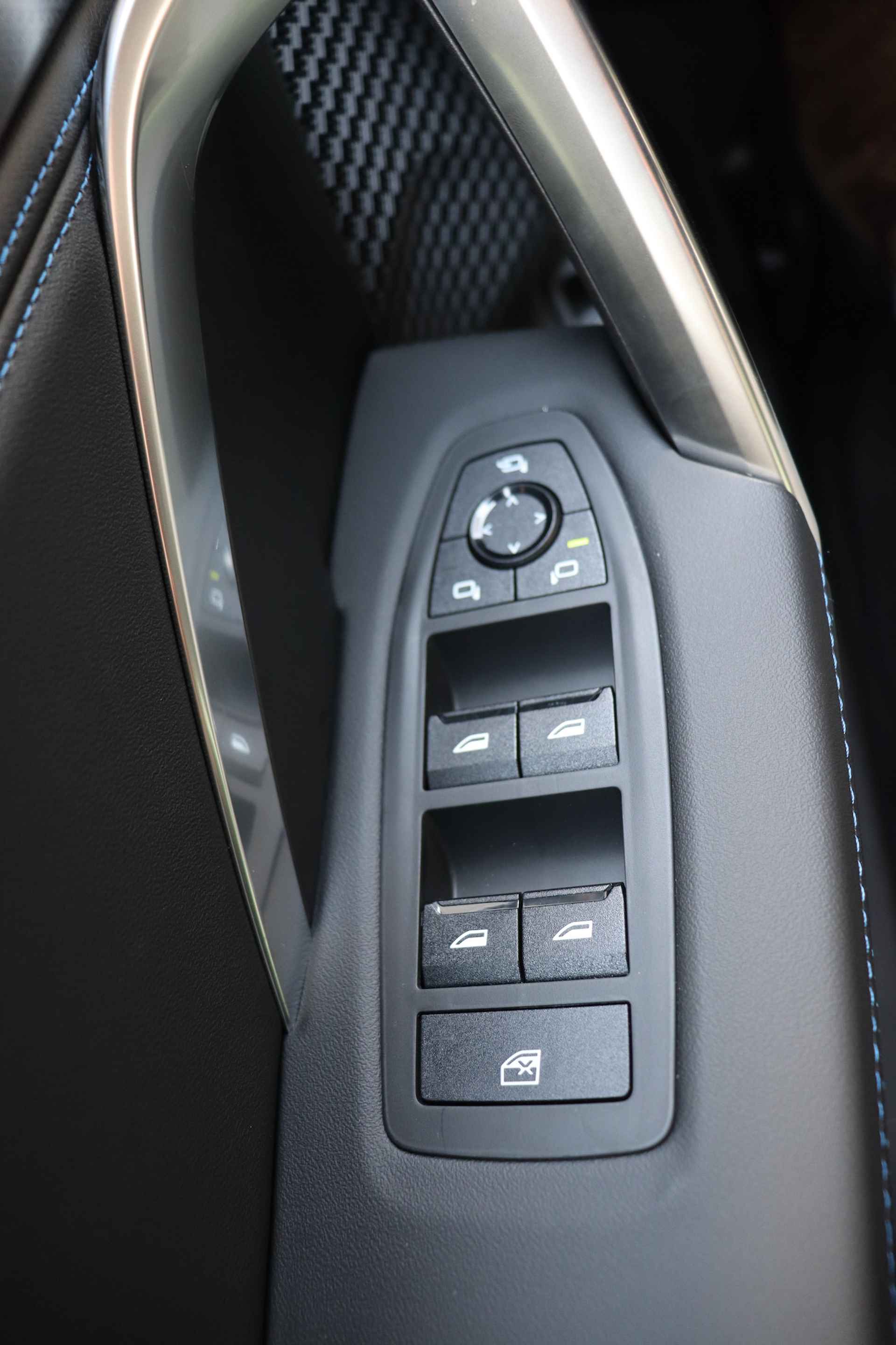 BMW iX2 eDrive20 M Sport 65kWh / Sportstoelen / Adaptieve LED / Parking Assistant / Comfort Access / Driving Assistant Plus / Extra getint glas achter - 15/21