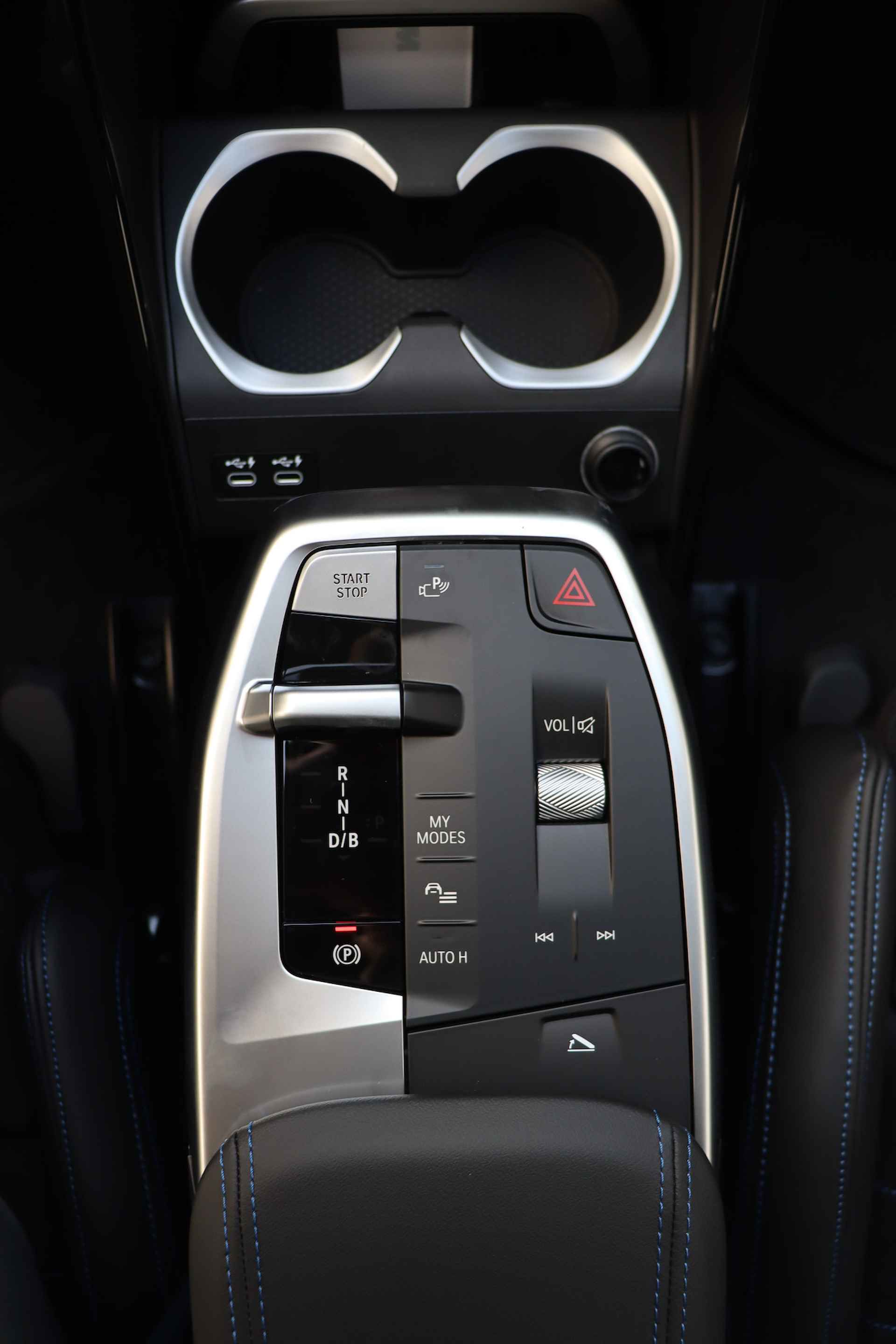BMW iX2 eDrive20 M Sport 65kWh / Sportstoelen / Adaptieve LED / Parking Assistant / Comfort Access / Driving Assistant Plus / Extra getint glas achter - 16/21