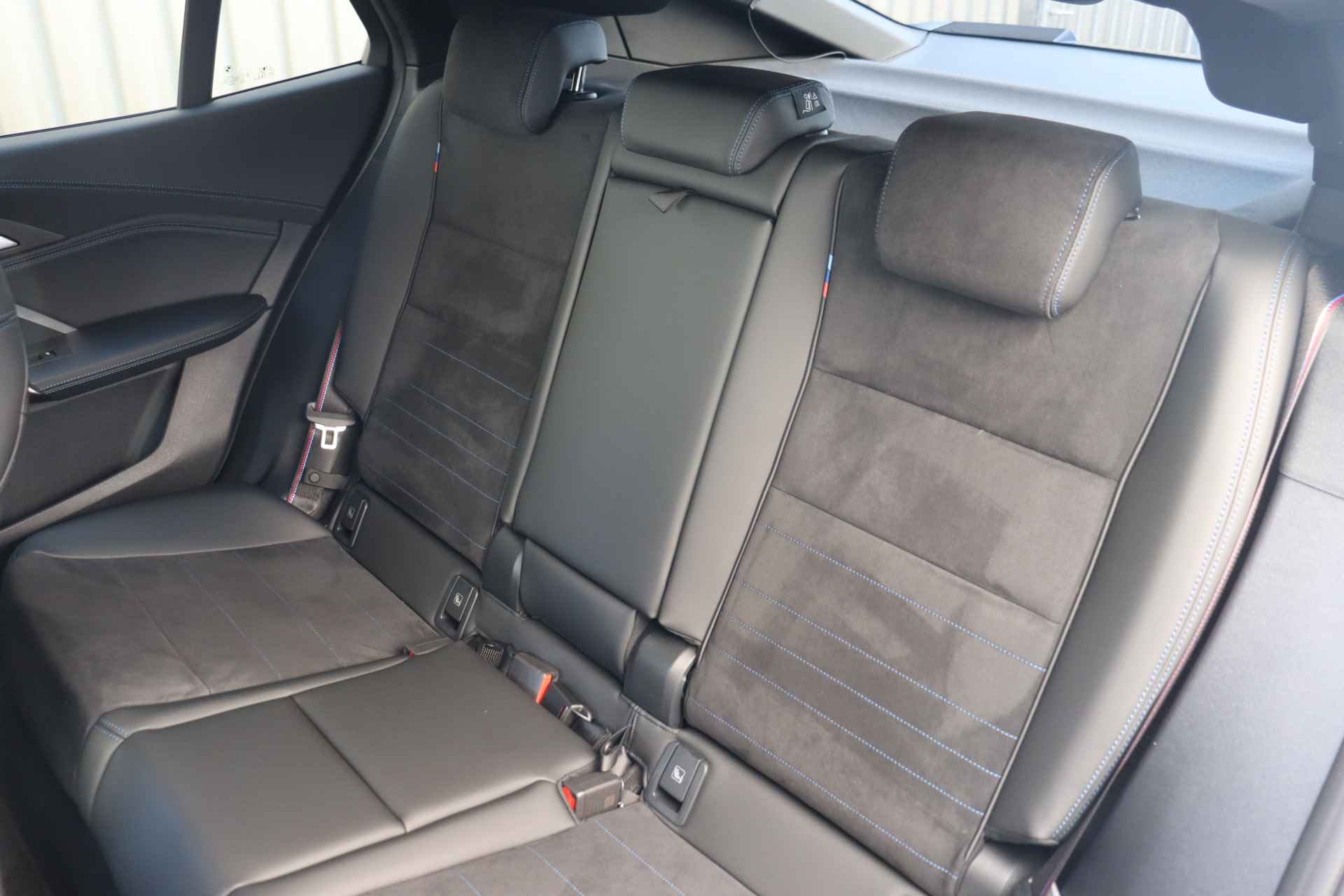 BMW iX2 eDrive20 M Sport 65kWh / Sportstoelen / Adaptieve LED / Parking Assistant / Comfort Access / Driving Assistant Plus / Extra getint glas achter - 19/21