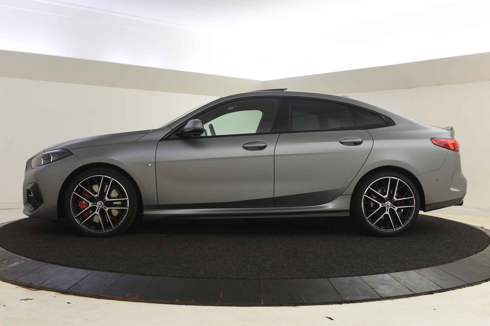 BMW 2 Serie Gran Coupé 220i High Executive M Sport Automaat / Panoramadak / M sportstoelen / Stoelverwarming / Harman Kardon / Verwarmd stuurwiel / Head-Up / Live Cockpit Professional / Parking Assistant - 4/55