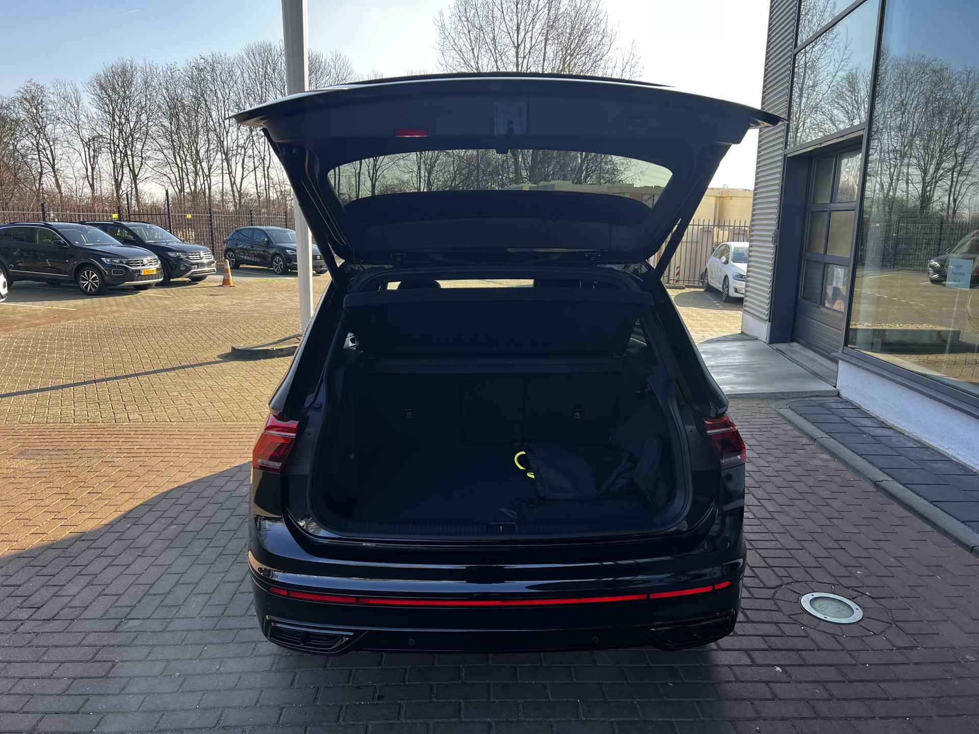 Volkswagen Tiguan 1.4 TSI eHybrid R-Line / Panorama dak / BlackStyle / IQ Led / Zwenkbare trekhaak / 19 Inch / 245PK / Stuur & Stoelverwarming - 15/34