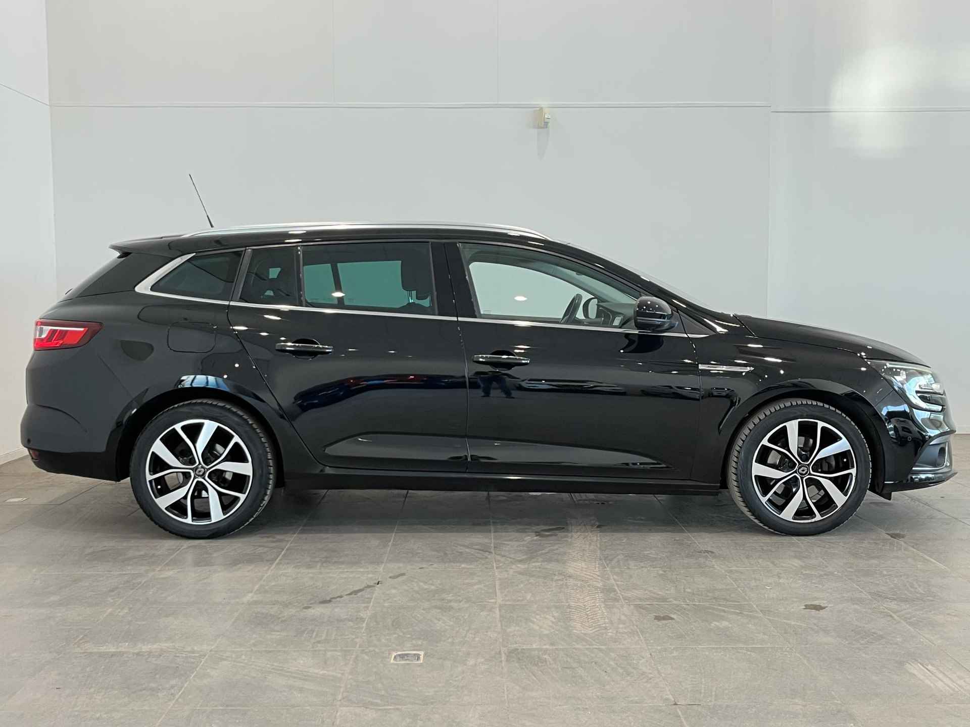 Renault Mégane Estate 1.3 TCe 160 EDC Bose | Navigatie 8,7" | Climate Control | Cruise Control | Parkeersensoren voor, zij, achter en achteruitrijcamera | All season banden - 8/25