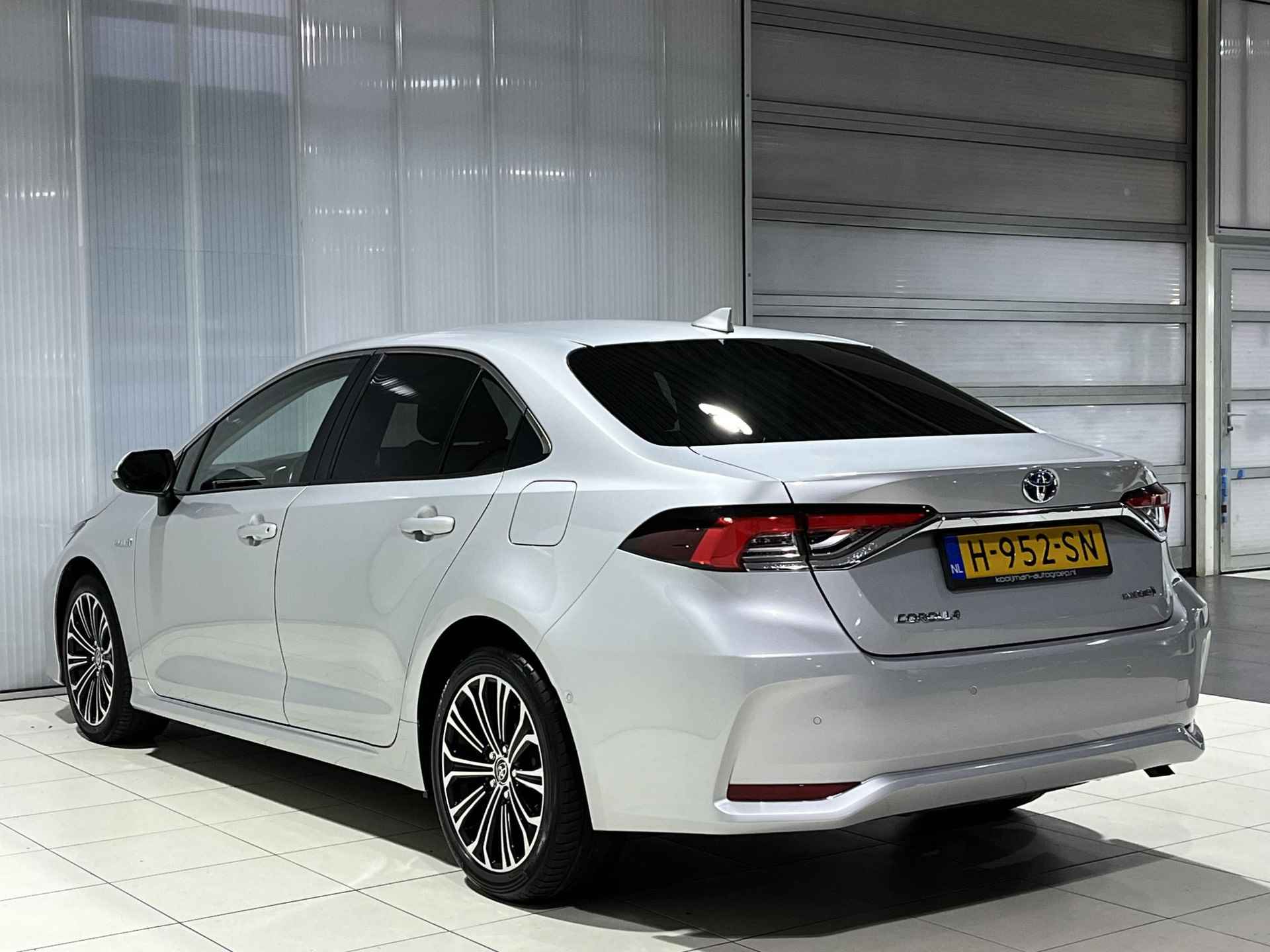 Toyota Corolla 1.8 Hybrid Style | 1e eigenaar | 100% onderhouden | Parkeerassistent | Stoelverwarming | Navigatie - 11/41