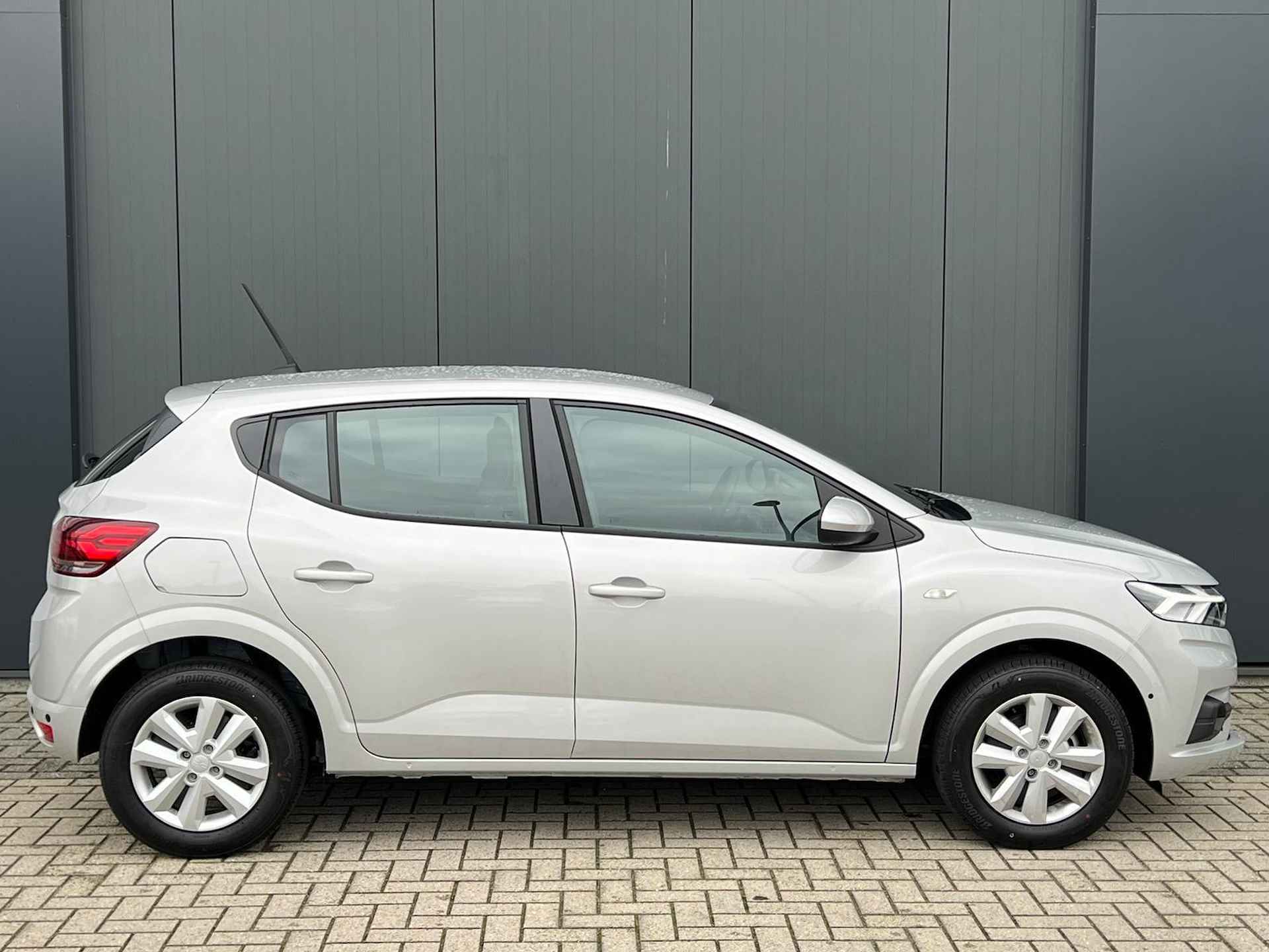 Dacia Sandero 1.0 TCe 90 Expression | Navigatie | Carplay | Airco | Parkeersensoren voor & achter | - 11/26