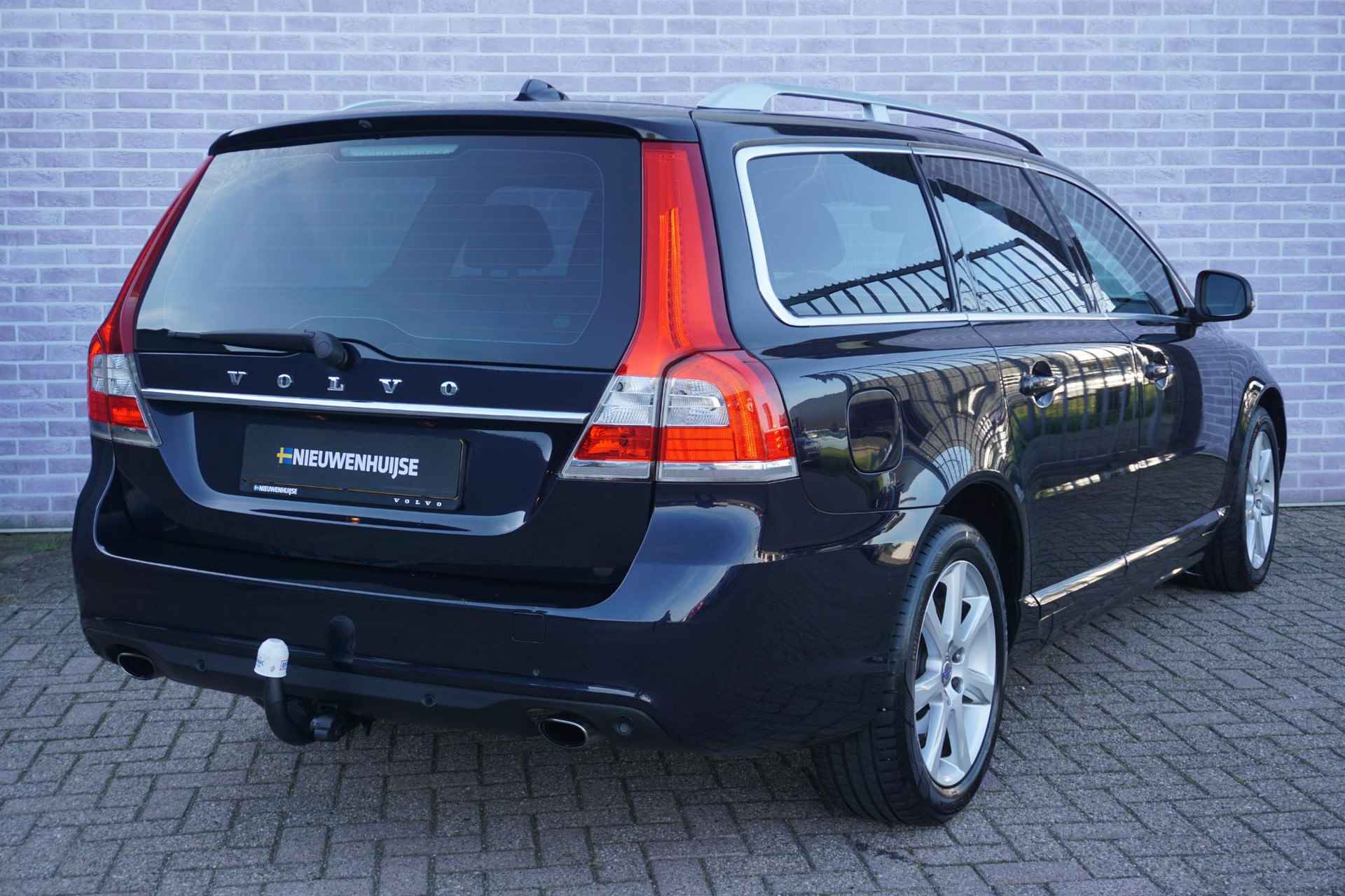 Volvo V70 2.0 T5 Inscription Edition | Trekhaak | Open dak| Geventileerd leder | Parkeersensoren | Roofrails | - 4/36