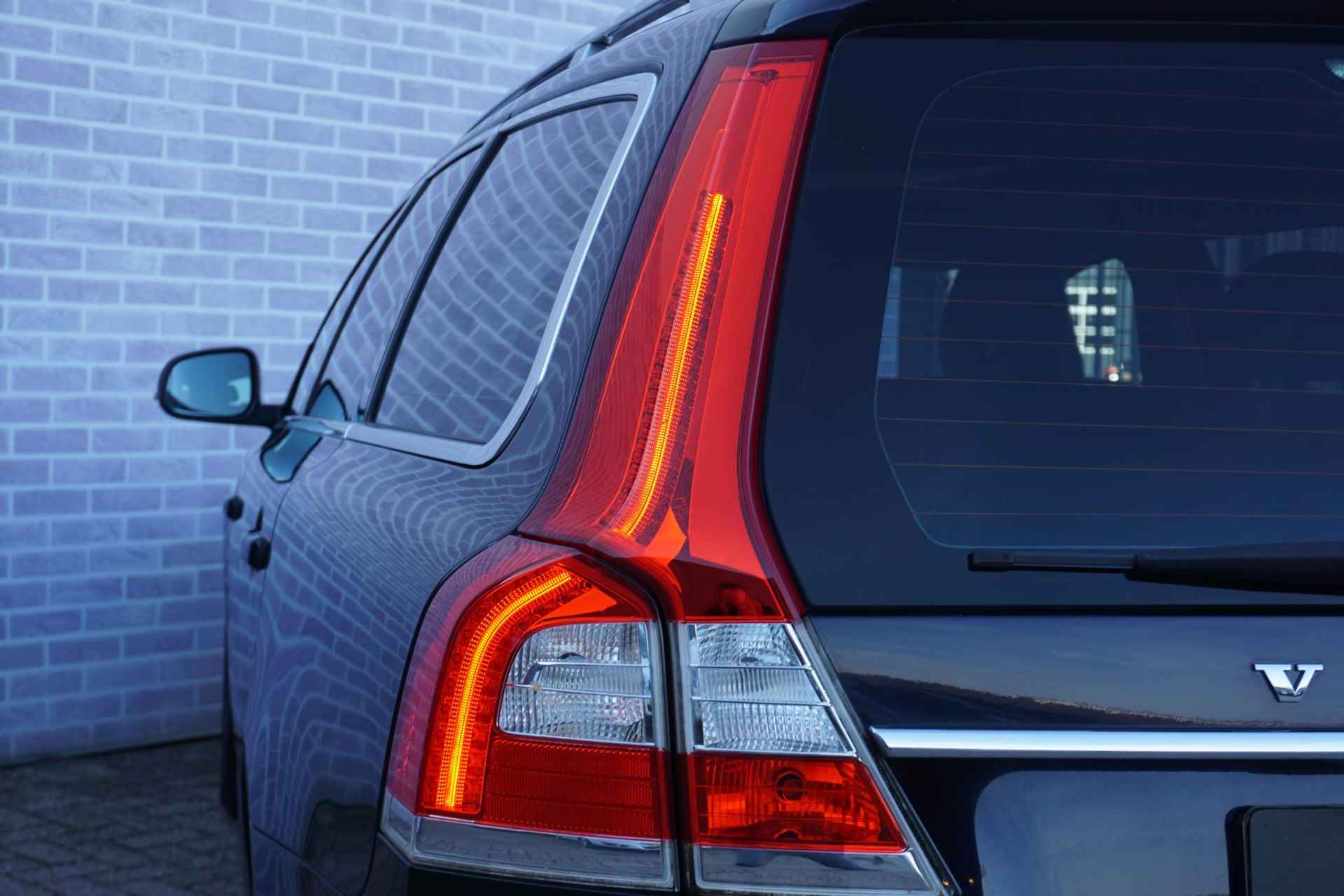 Volvo V70 2.0 T5 Inscription Edition | Trekhaak | Open dak| Geventileerd leder | Parkeersensoren | Roofrails | - 10/36