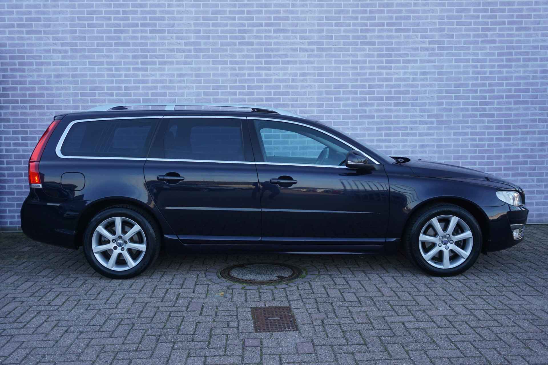 Volvo V70 2.0 T5 Inscription Edition | Trekhaak | Open dak| Geventileerd leder | Parkeersensoren | Roofrails | - 11/36