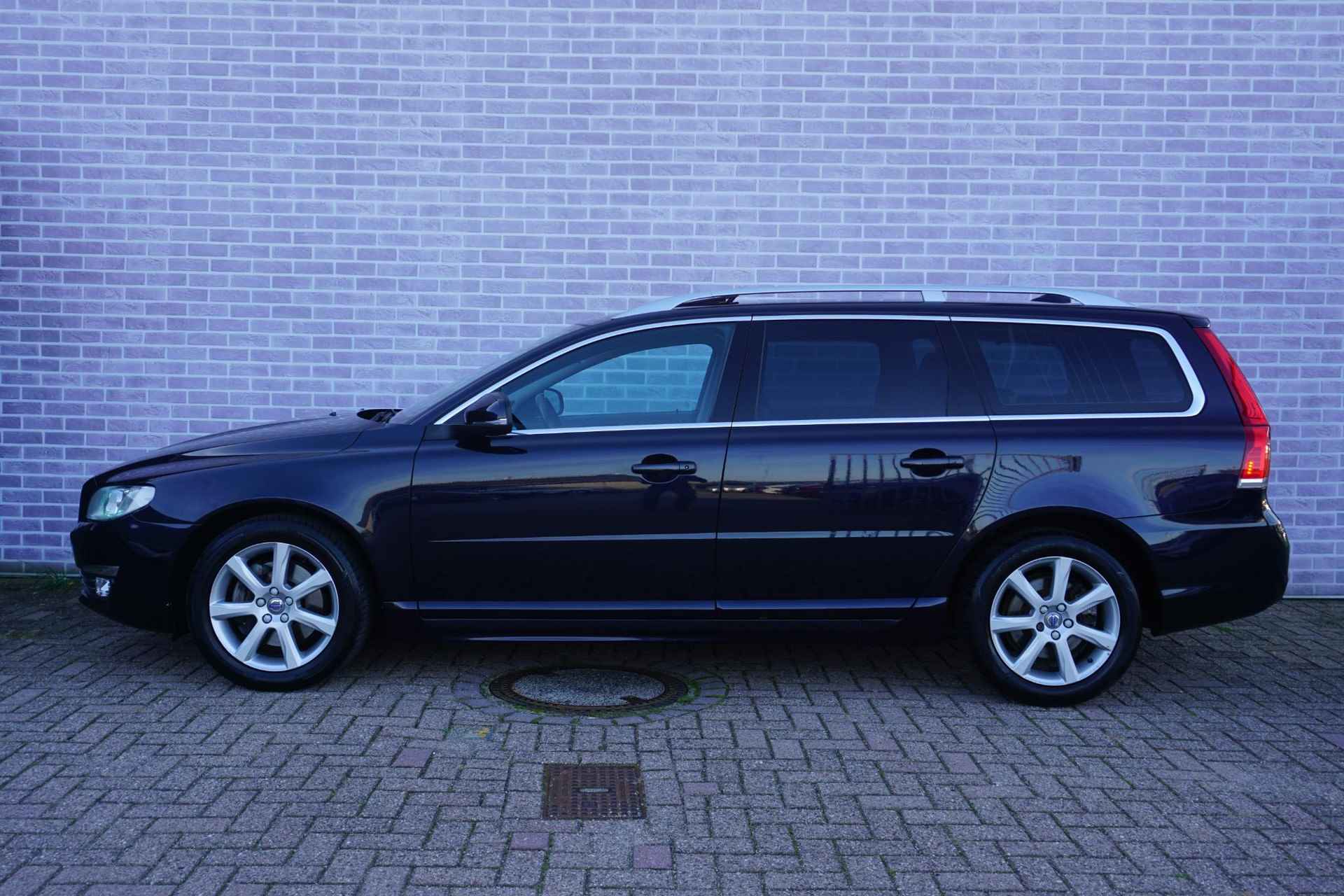 Volvo V70 2.0 T5 Inscription Edition | Trekhaak | Open dak| Geventileerd leder | Parkeersensoren | Roofrails | - 25/36