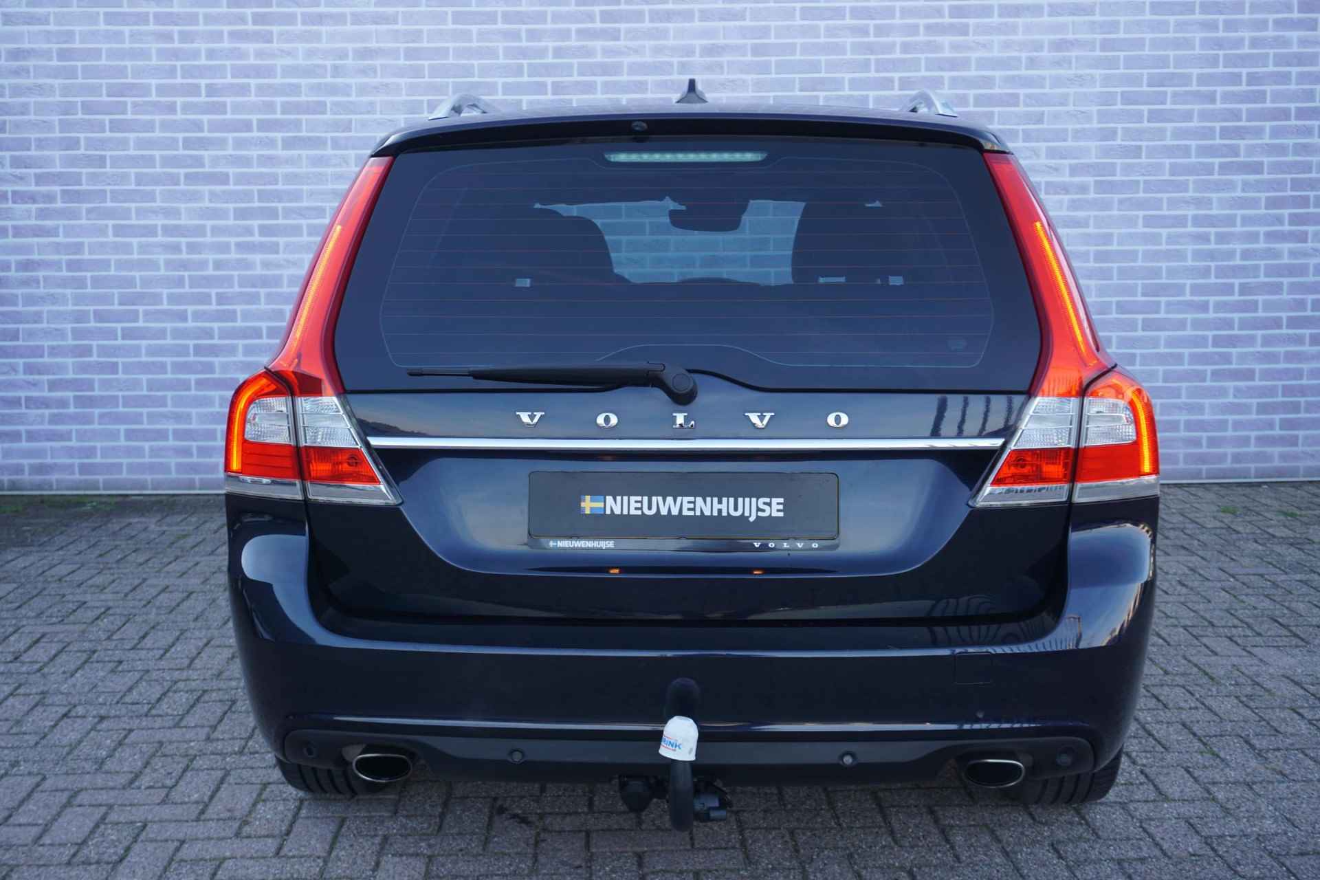 Volvo V70 2.0 T5 Inscription Edition | Trekhaak | Open dak| Geventileerd leder | Parkeersensoren | Roofrails | - 36/36